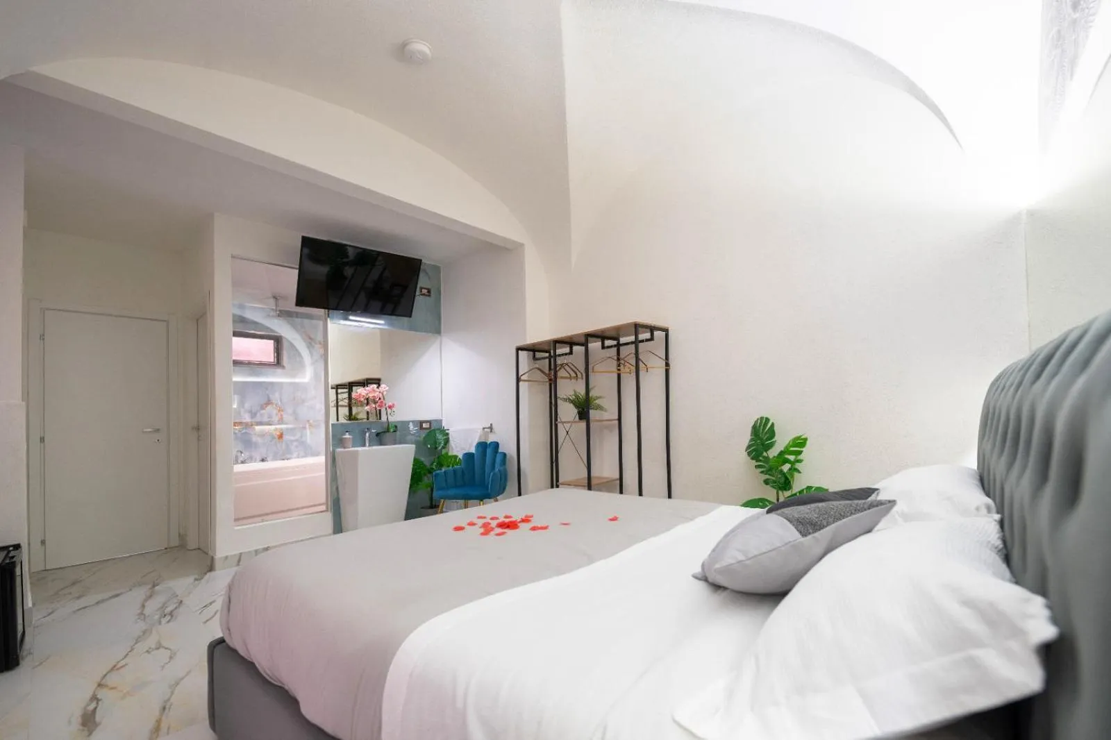 Bedroom, Bed in ETNEA 208 LUXURY JACUZZI SUITE Catania