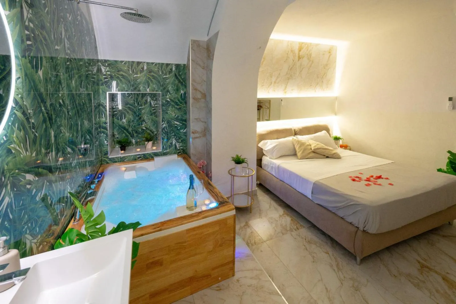 Bed in ETNEA 208 LUXURY JACUZZI SUITE Catania