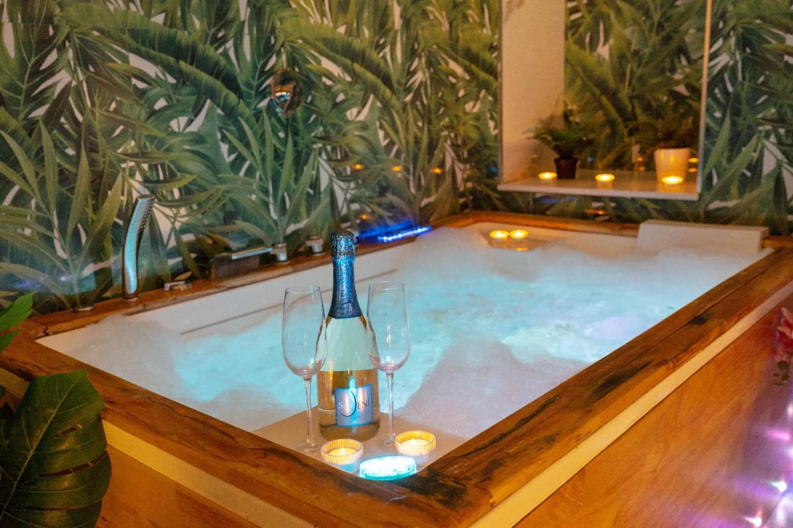 Hot Tub in ETNEA 208 LUXURY JACUZZI SUITE Catania