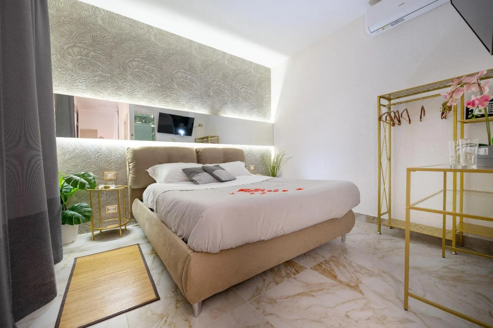 Bedroom, Bed in ETNEA 208 LUXURY JACUZZI SUITE Catania