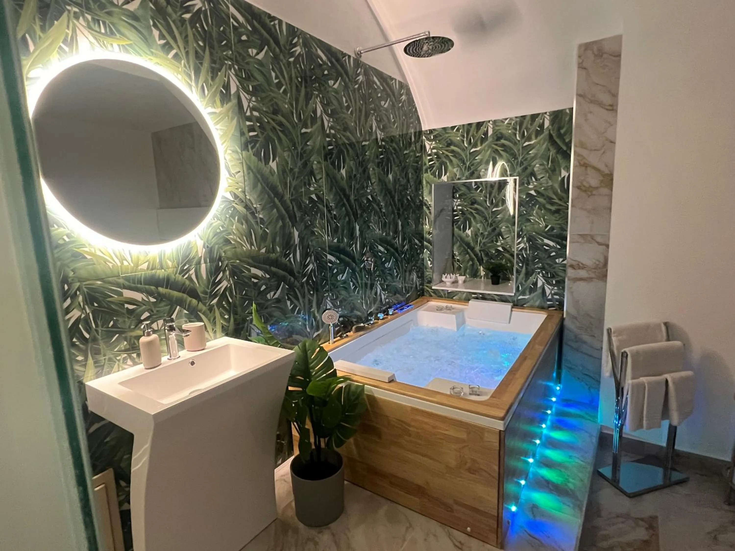 Hot Tub in ETNEA 208 LUXURY JACUZZI SUITE Catania