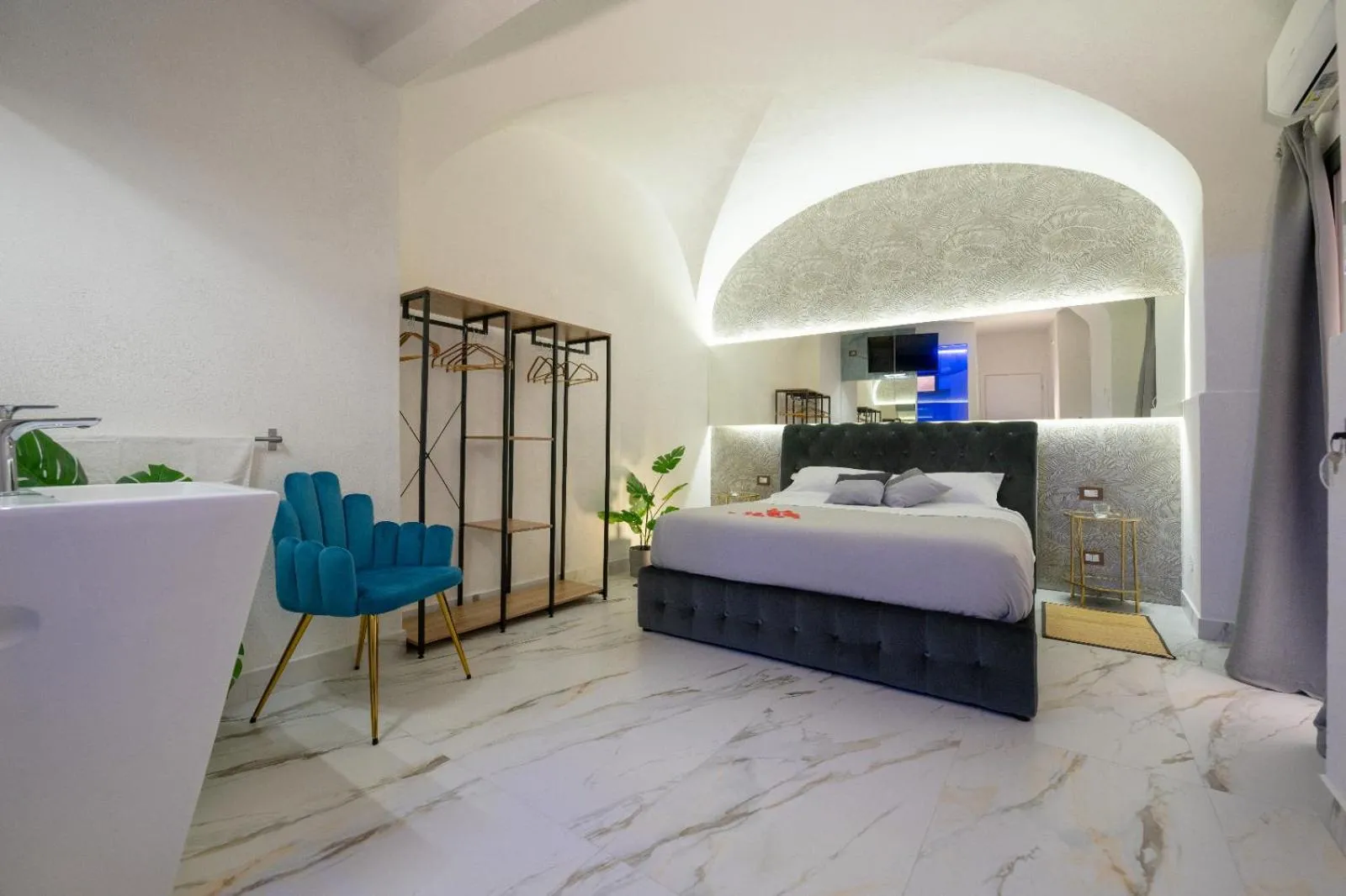 Bedroom, Bed in ETNEA 208 LUXURY JACUZZI SUITE Catania