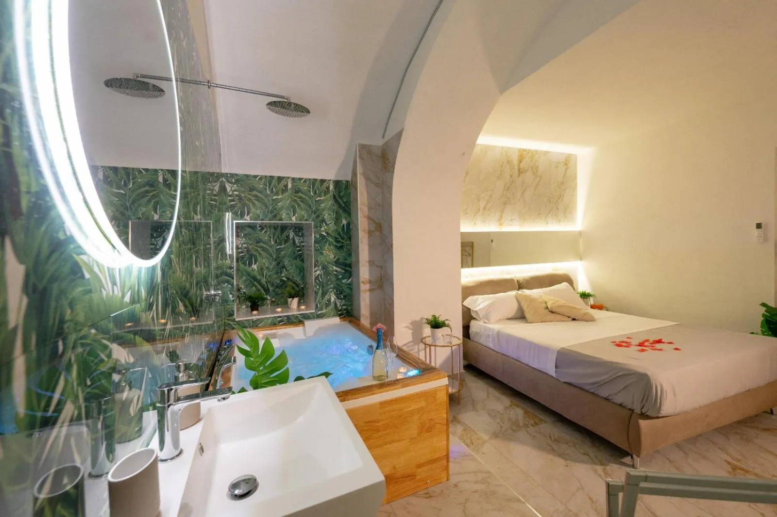 Bed in ETNEA 208 LUXURY JACUZZI SUITE Catania