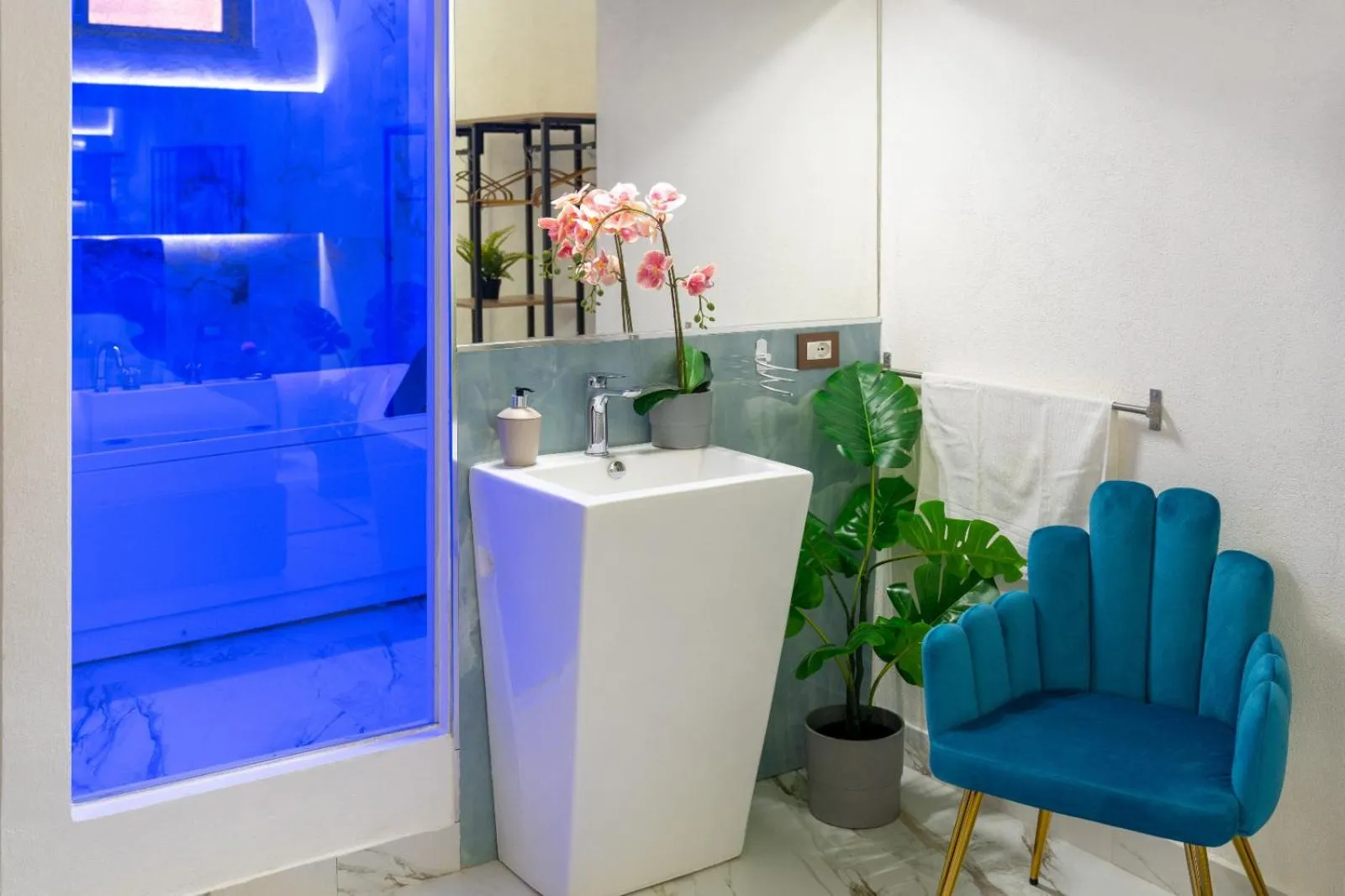 Hot Tub in ETNEA 208 LUXURY JACUZZI SUITE Catania