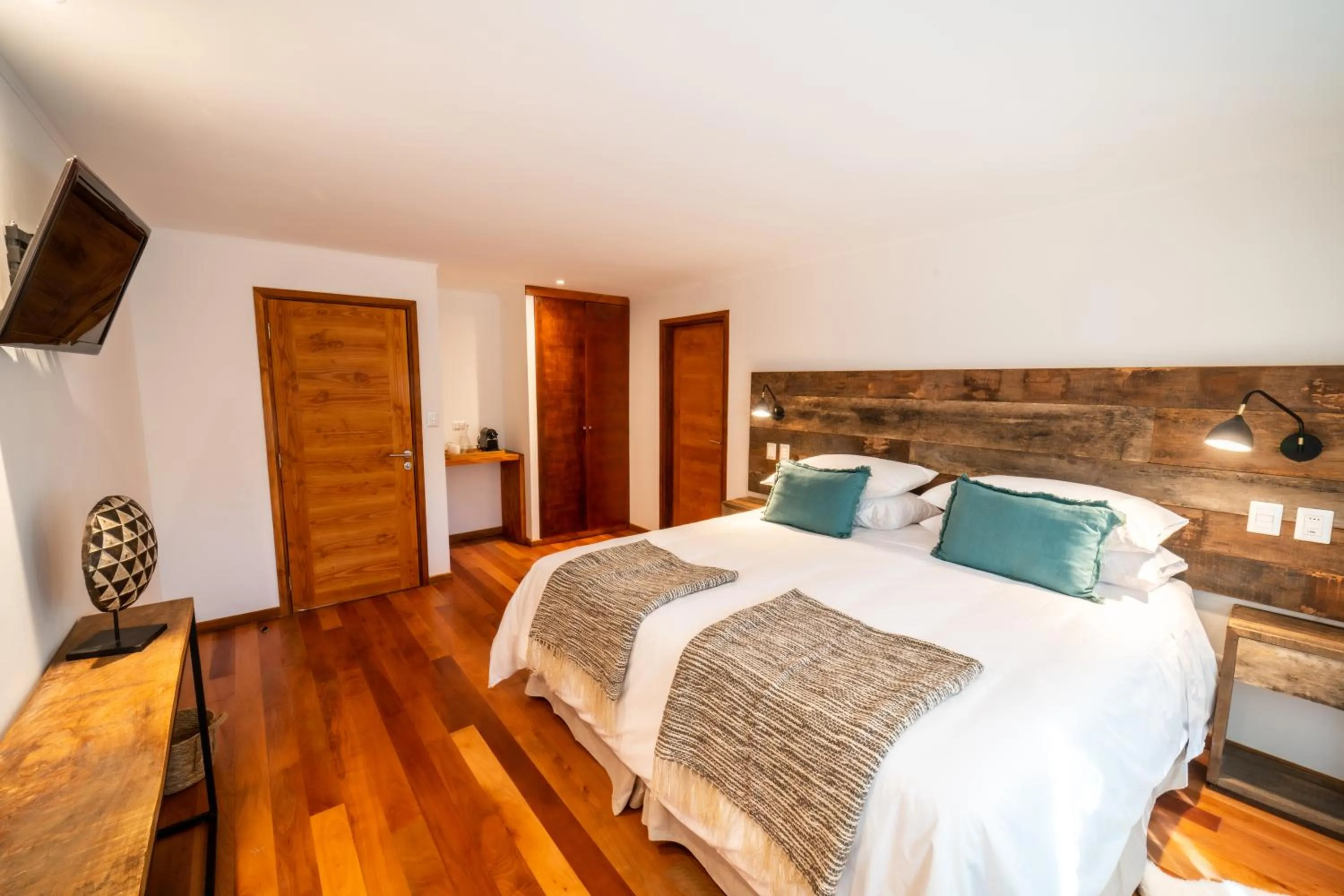 Photo of the whole room, Bed in Rakau Lodge