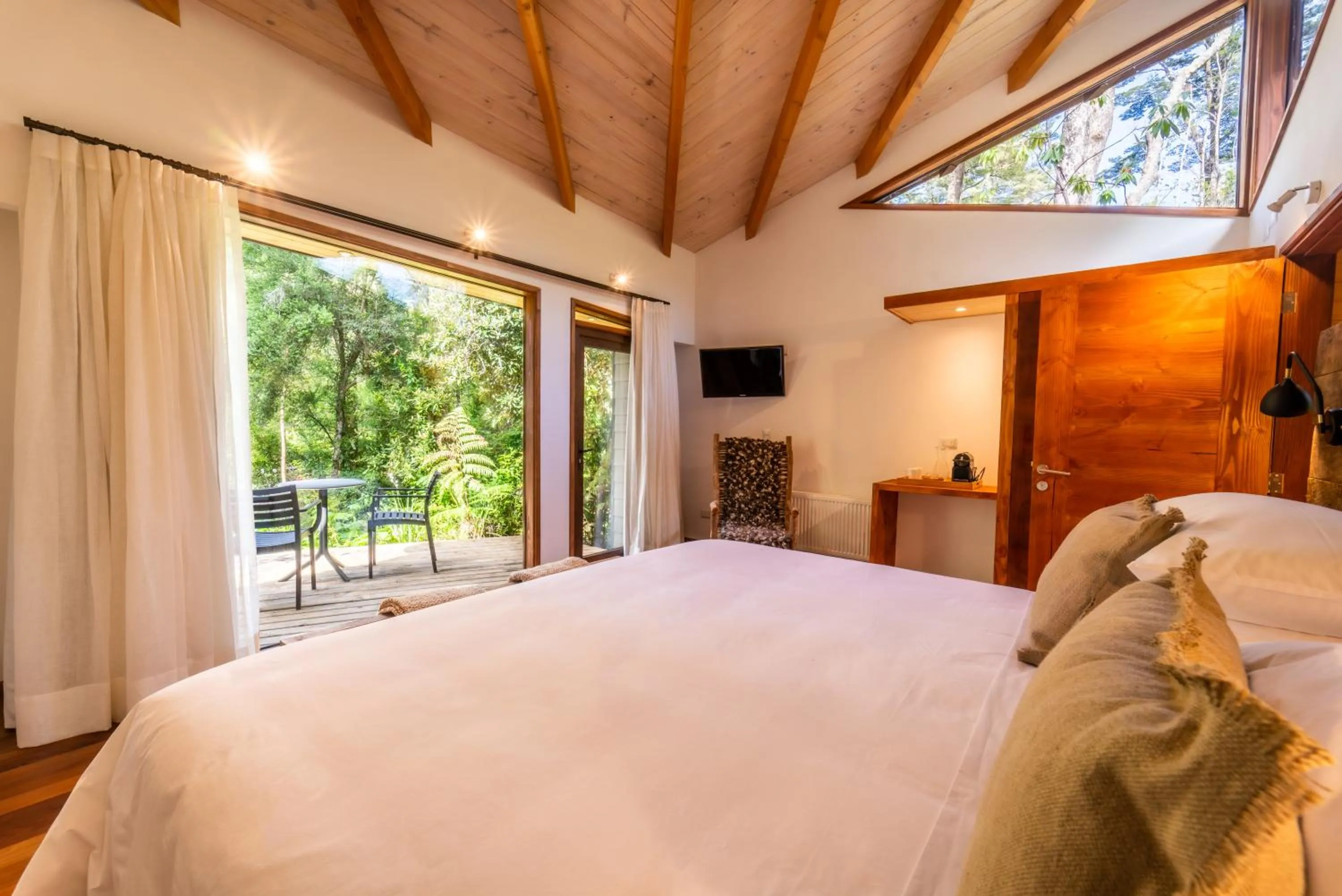 Bedroom, Bed in Rakau Lodge