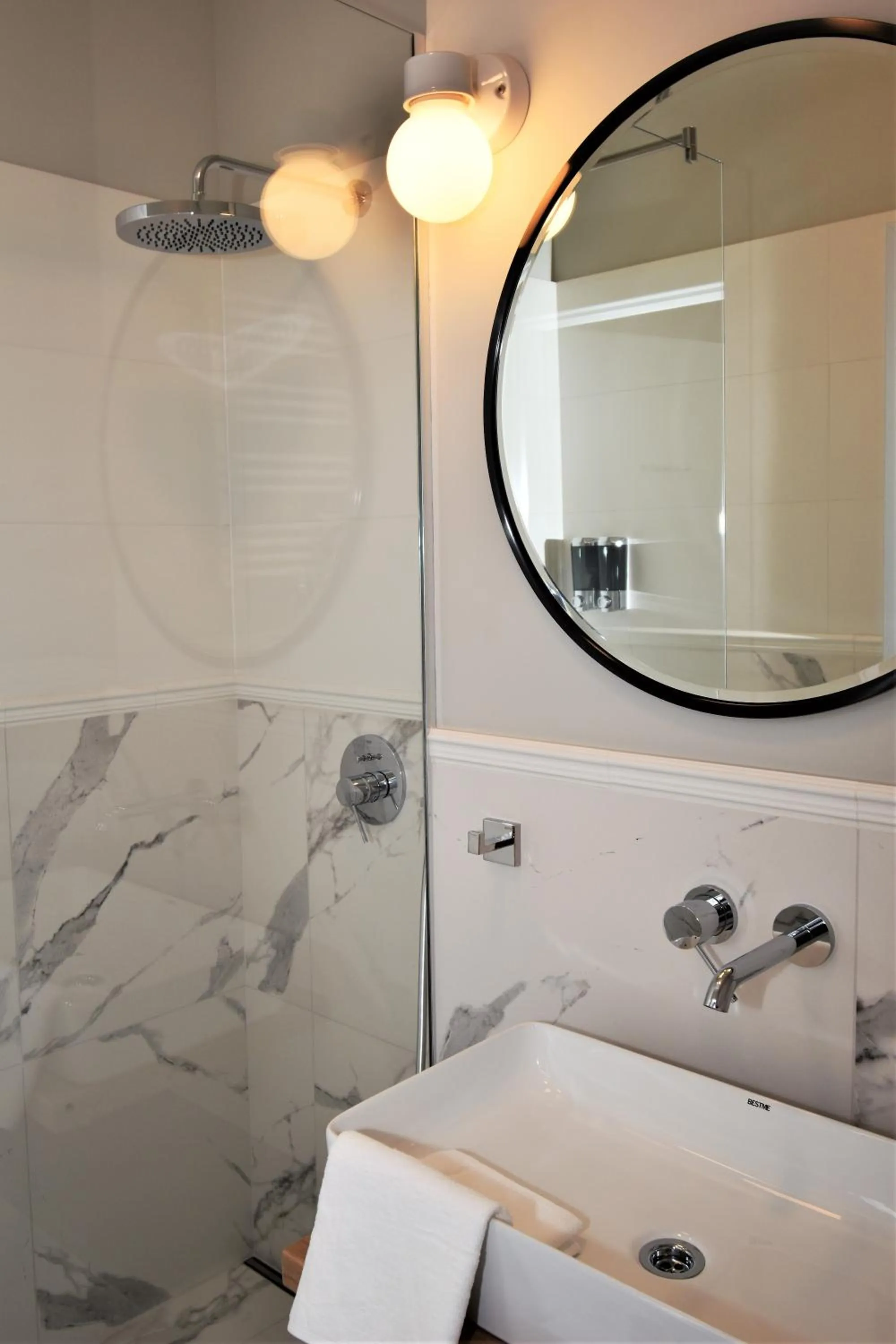 Shower in Patio Riverfront Aparthotel