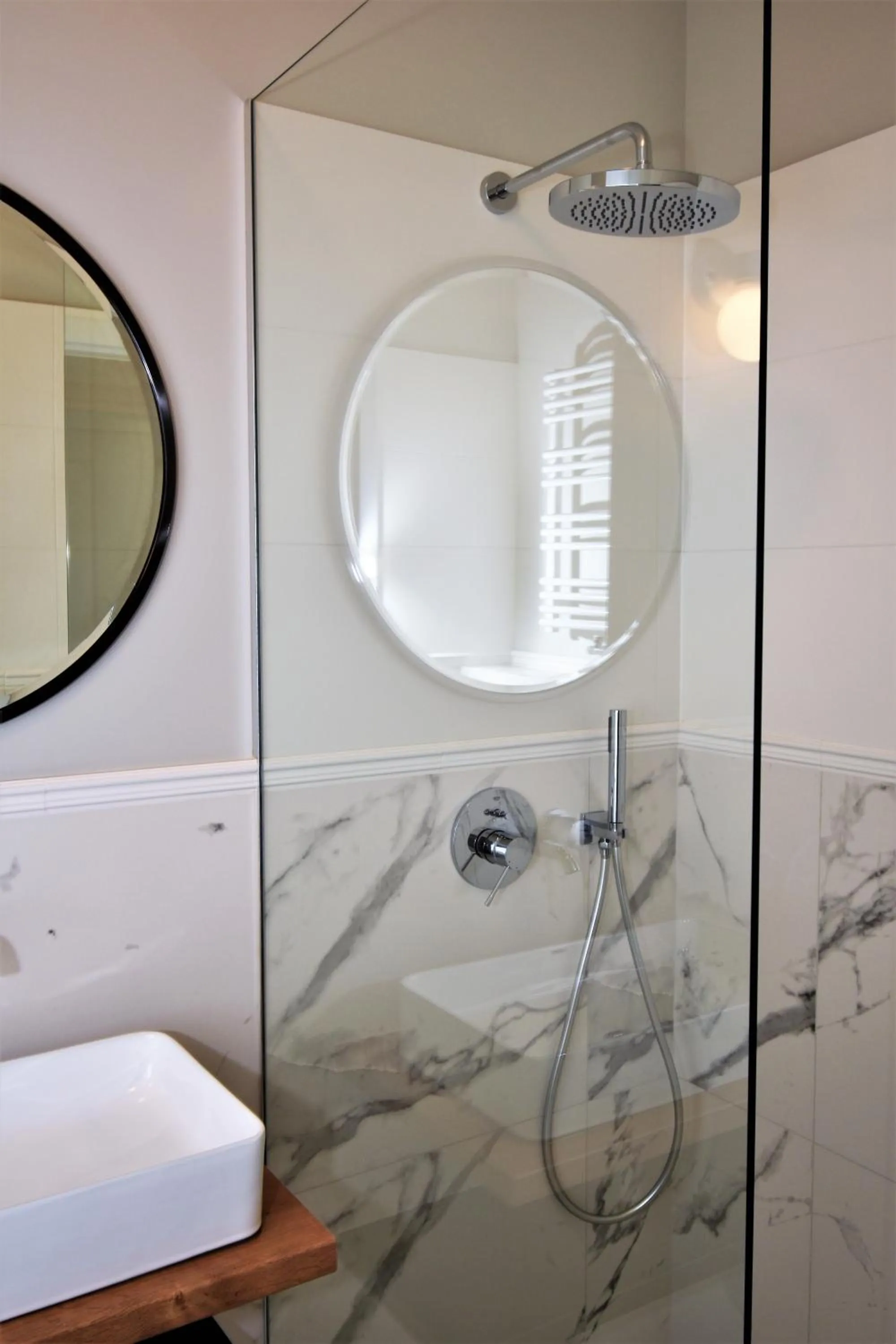 Shower in Patio Riverfront Aparthotel