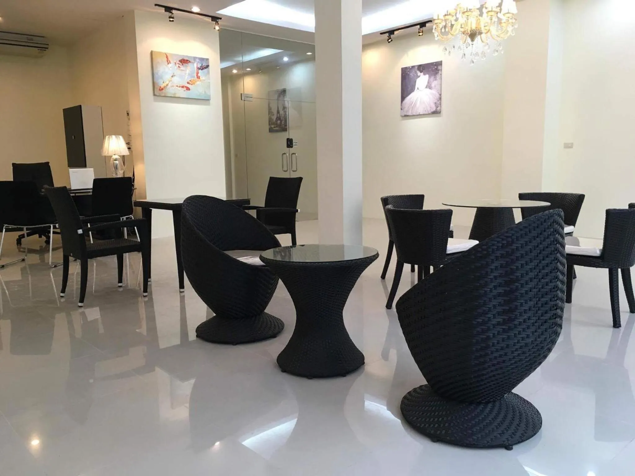 Restaurant/places to eat in Supachai Inn