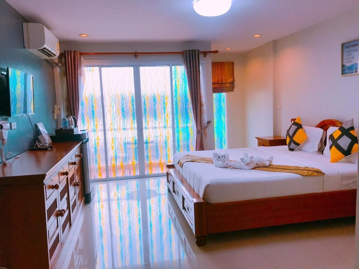 Photo of the whole room, Bed in Supachai Inn