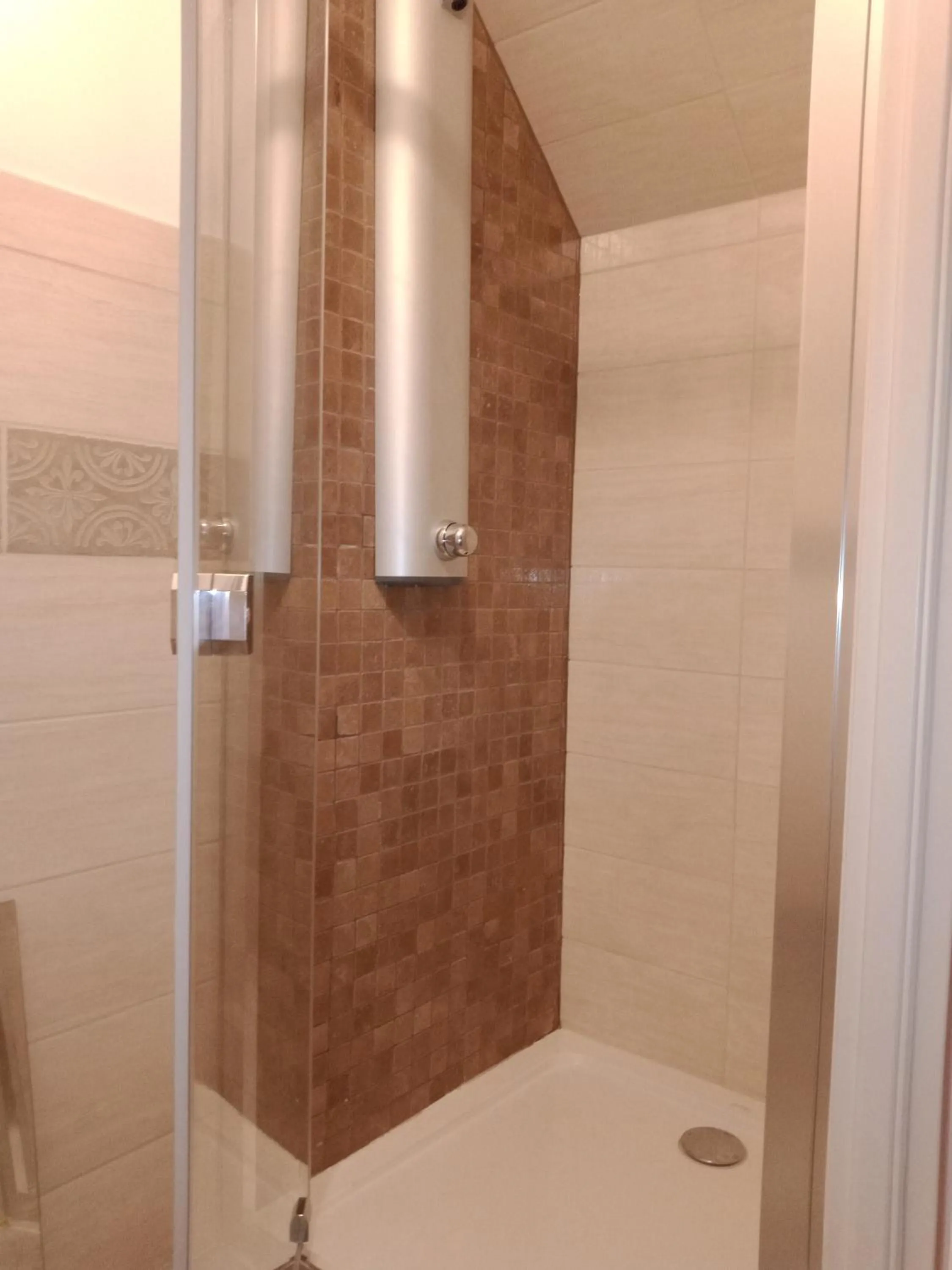 Shower in Le Baugyte - Gite de GROUPE - 14 lits simples