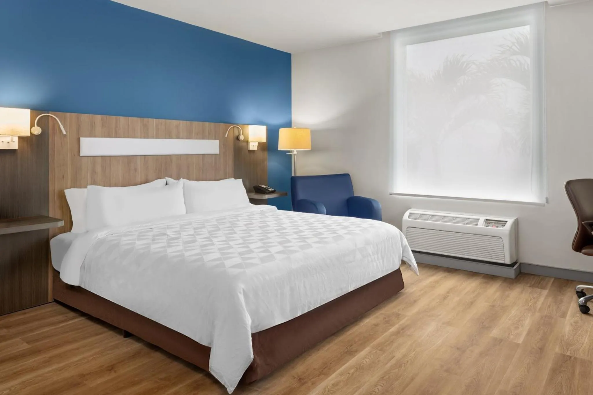 Photo of the whole room, Bed in Holiday Inn Express San Jose Forum by IHG