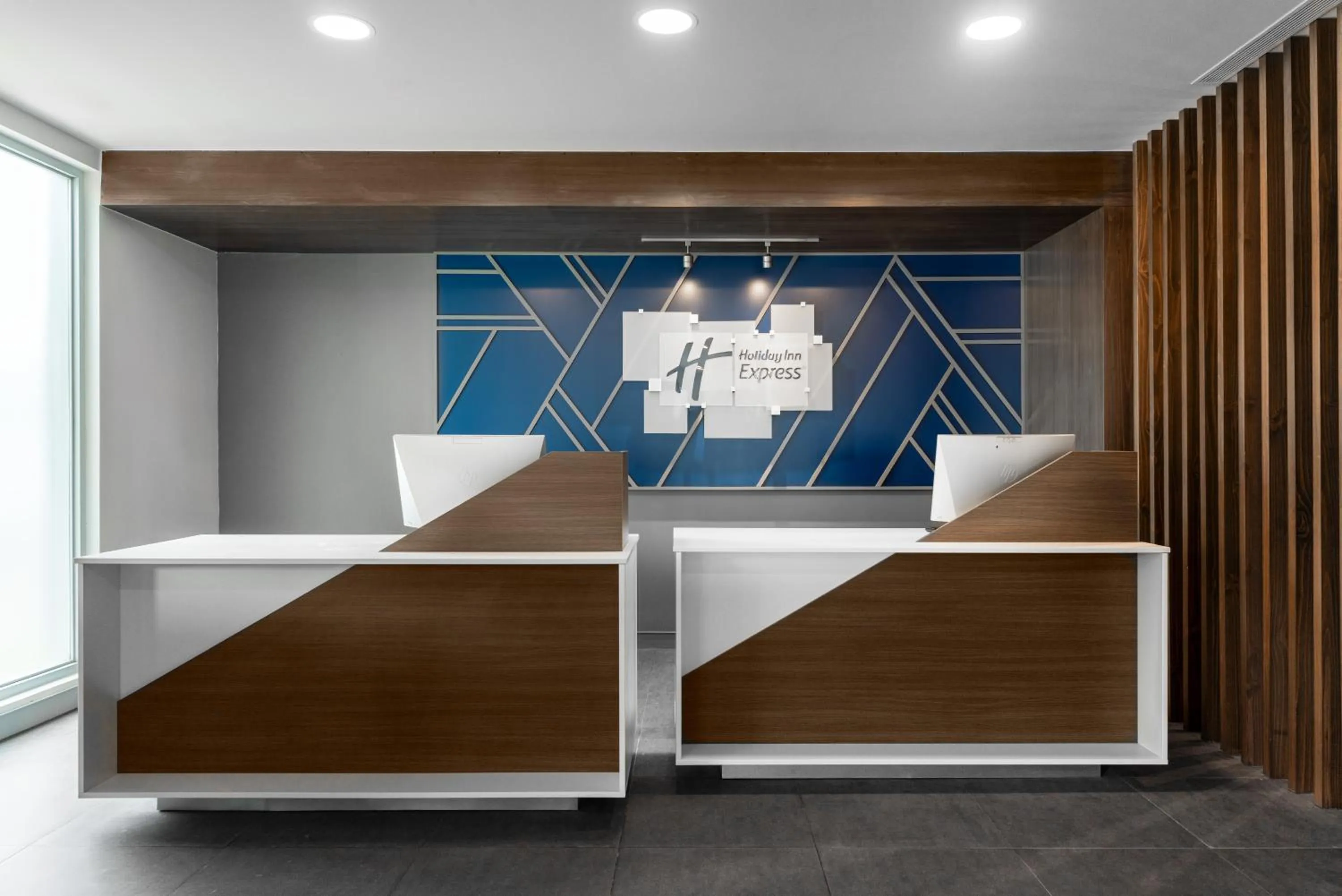 Lobby or reception in Holiday Inn Express San Jose Forum by IHG