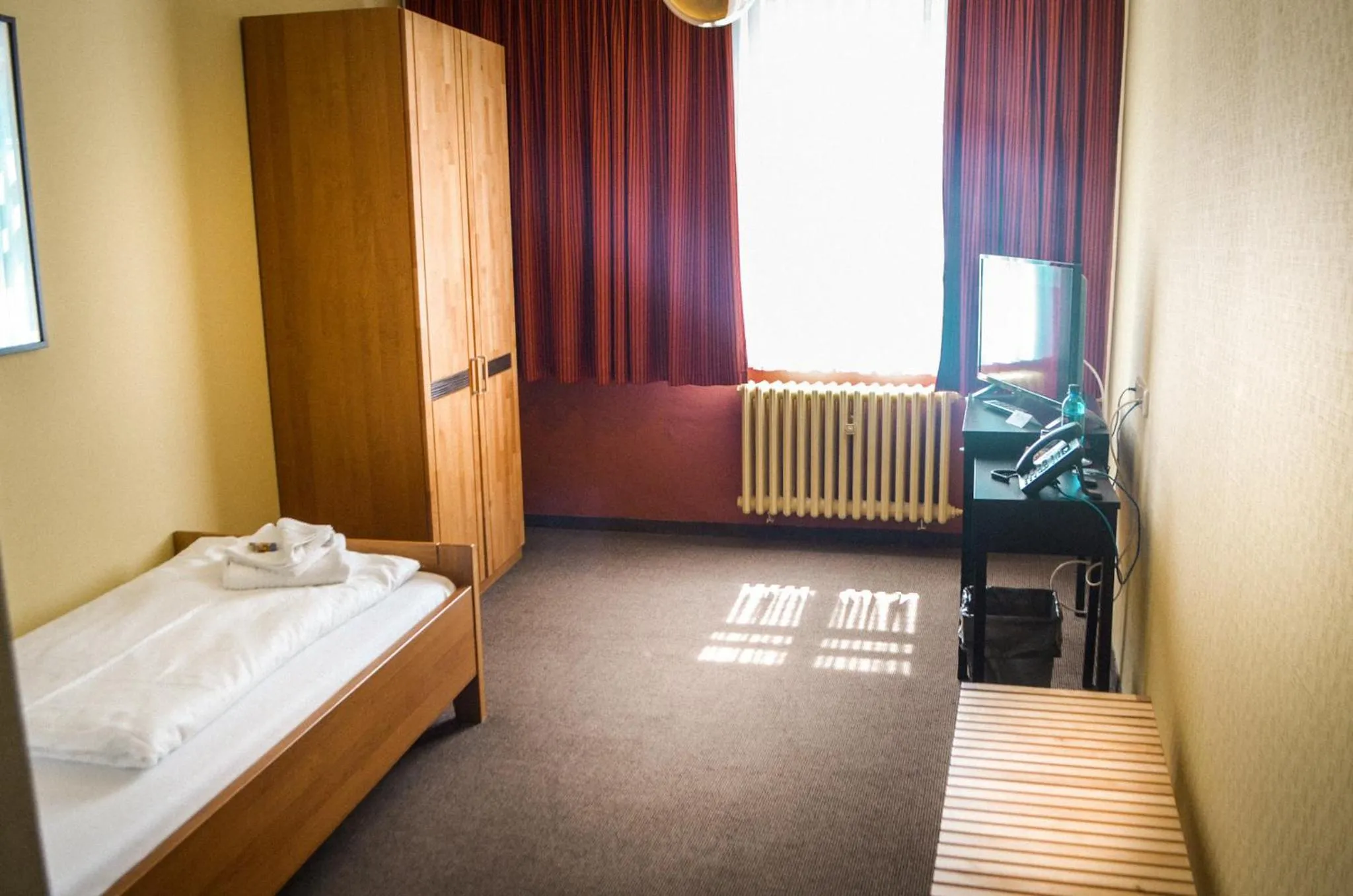 Bed in Haus des Volkes - Das Bauhaushotel