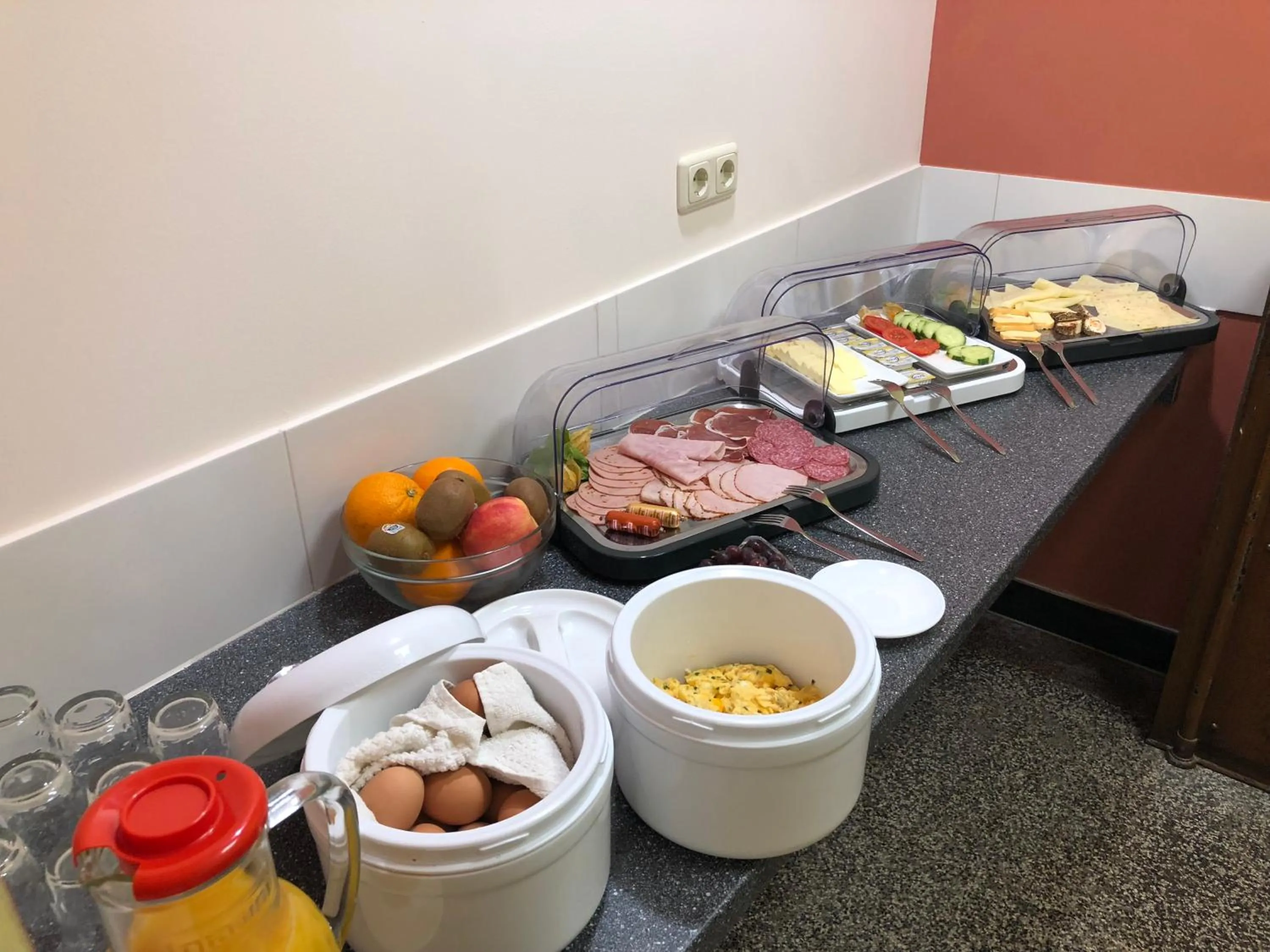 Breakfast in Haus des Volkes - Das Bauhaushotel