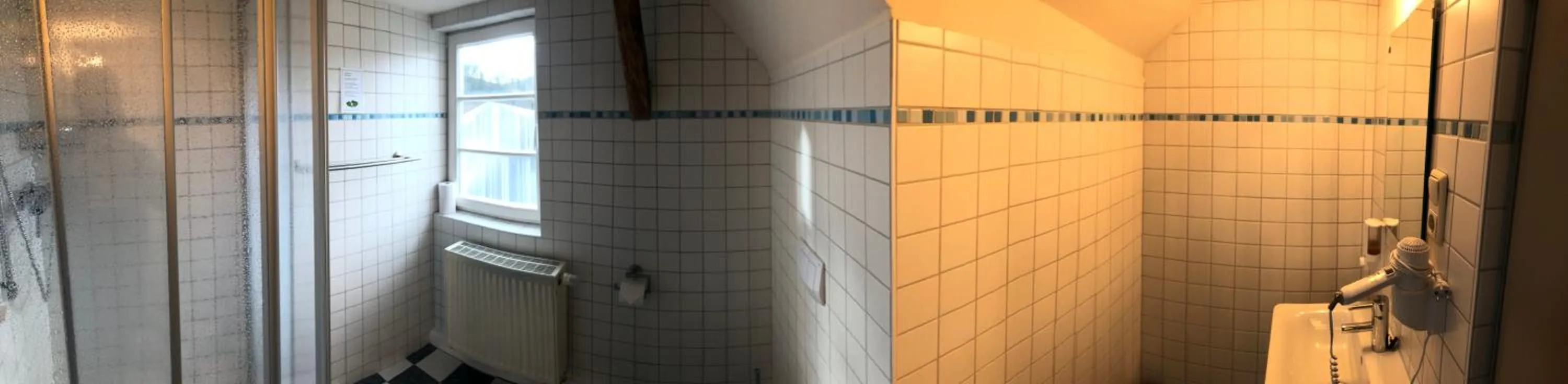 Shower in Haus des Volkes - Das Bauhaushotel