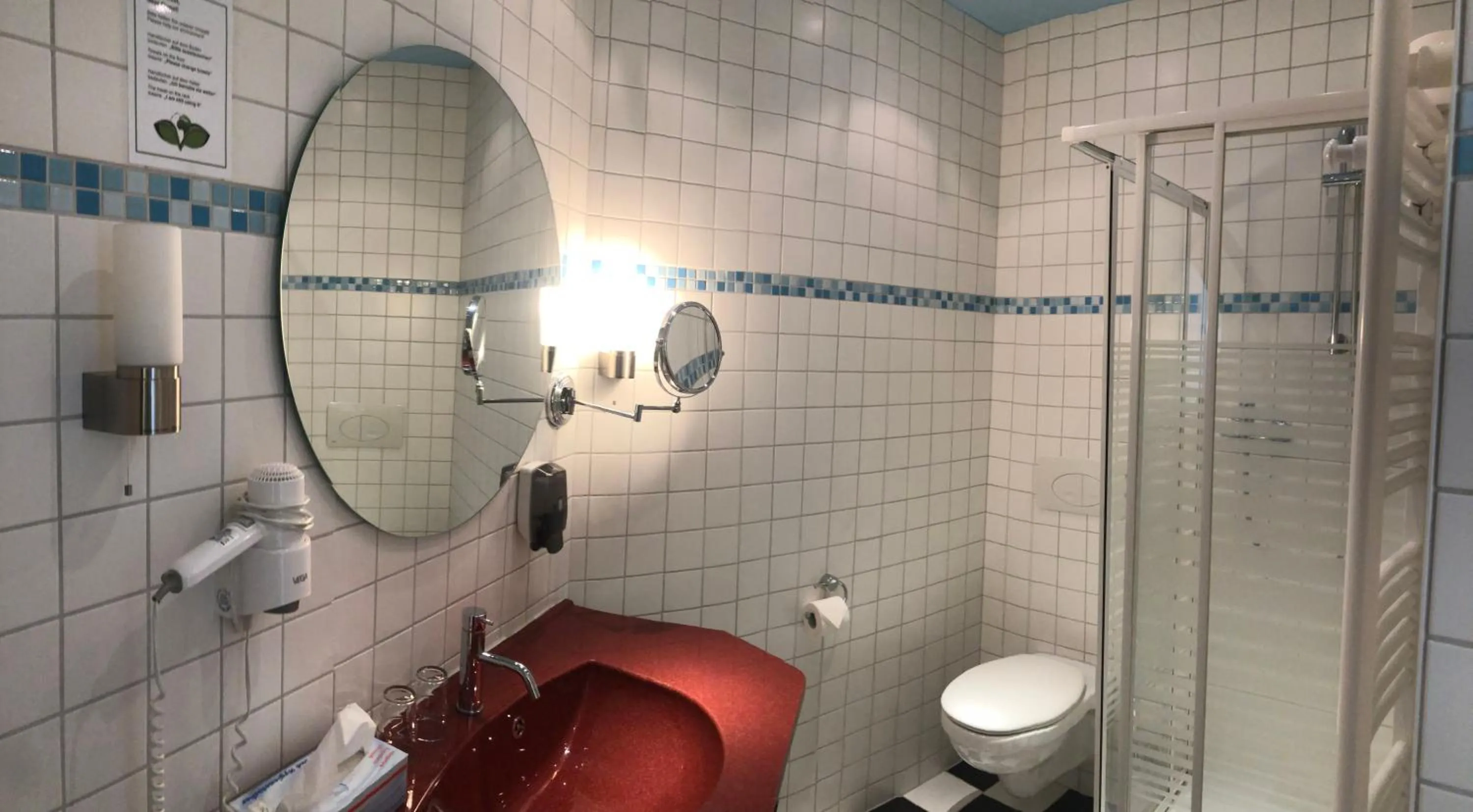 Bathroom in Haus des Volkes - Das Bauhaushotel