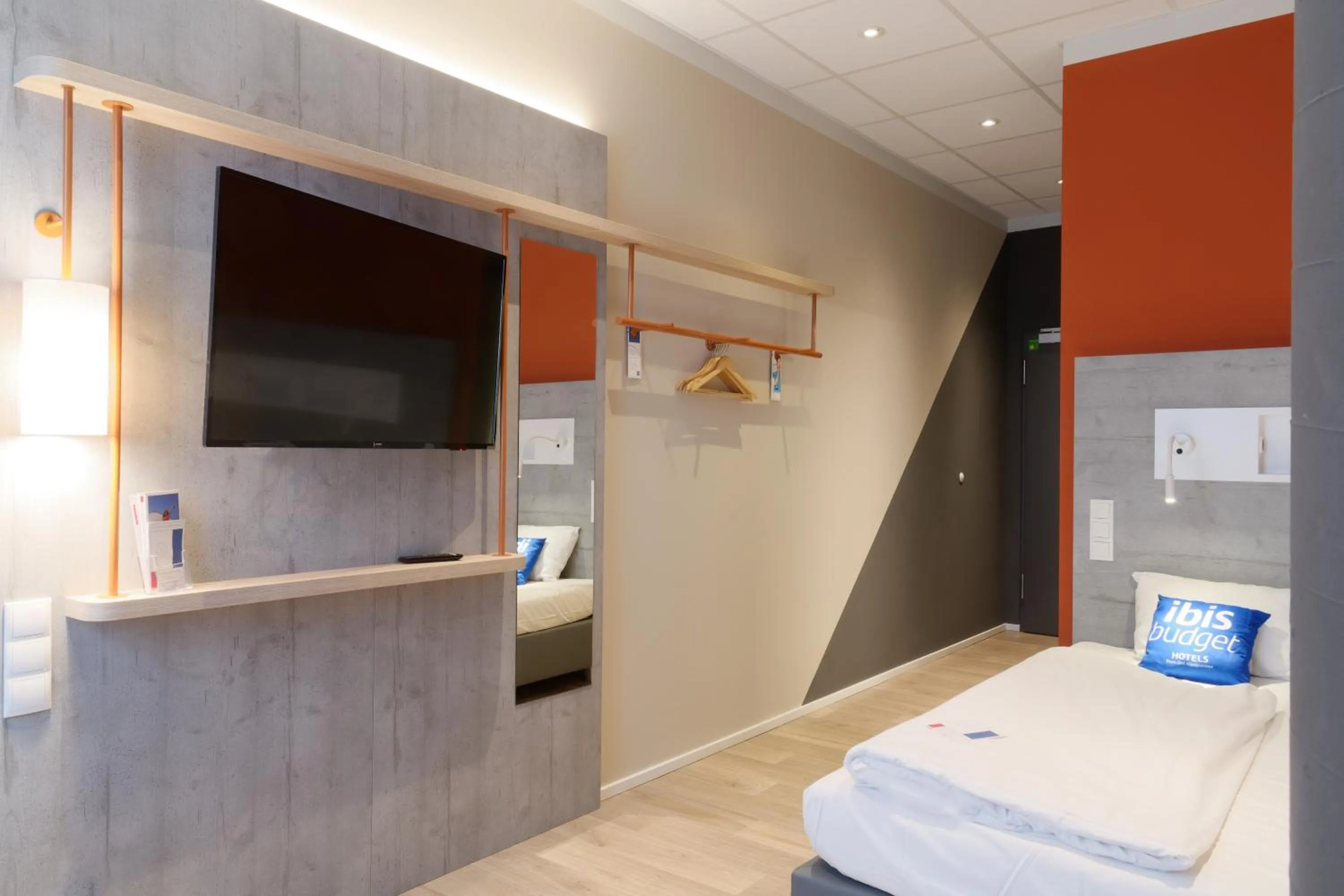 Photo of the whole room, Bed in ibis budget Hotel BONN SÜD Königswinter