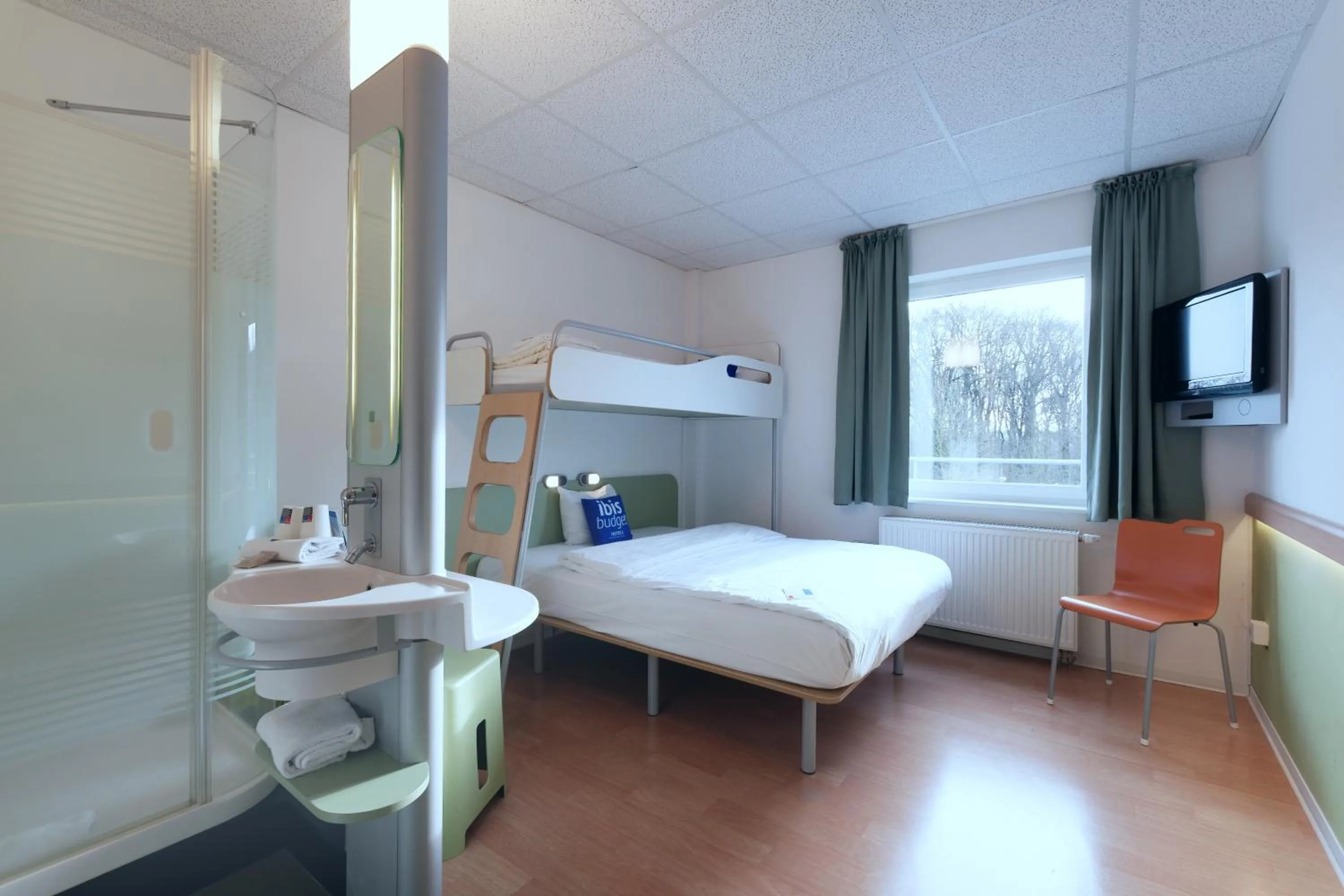 Photo of the whole room, Bed in ibis budget Hotel BONN SÜD Königswinter