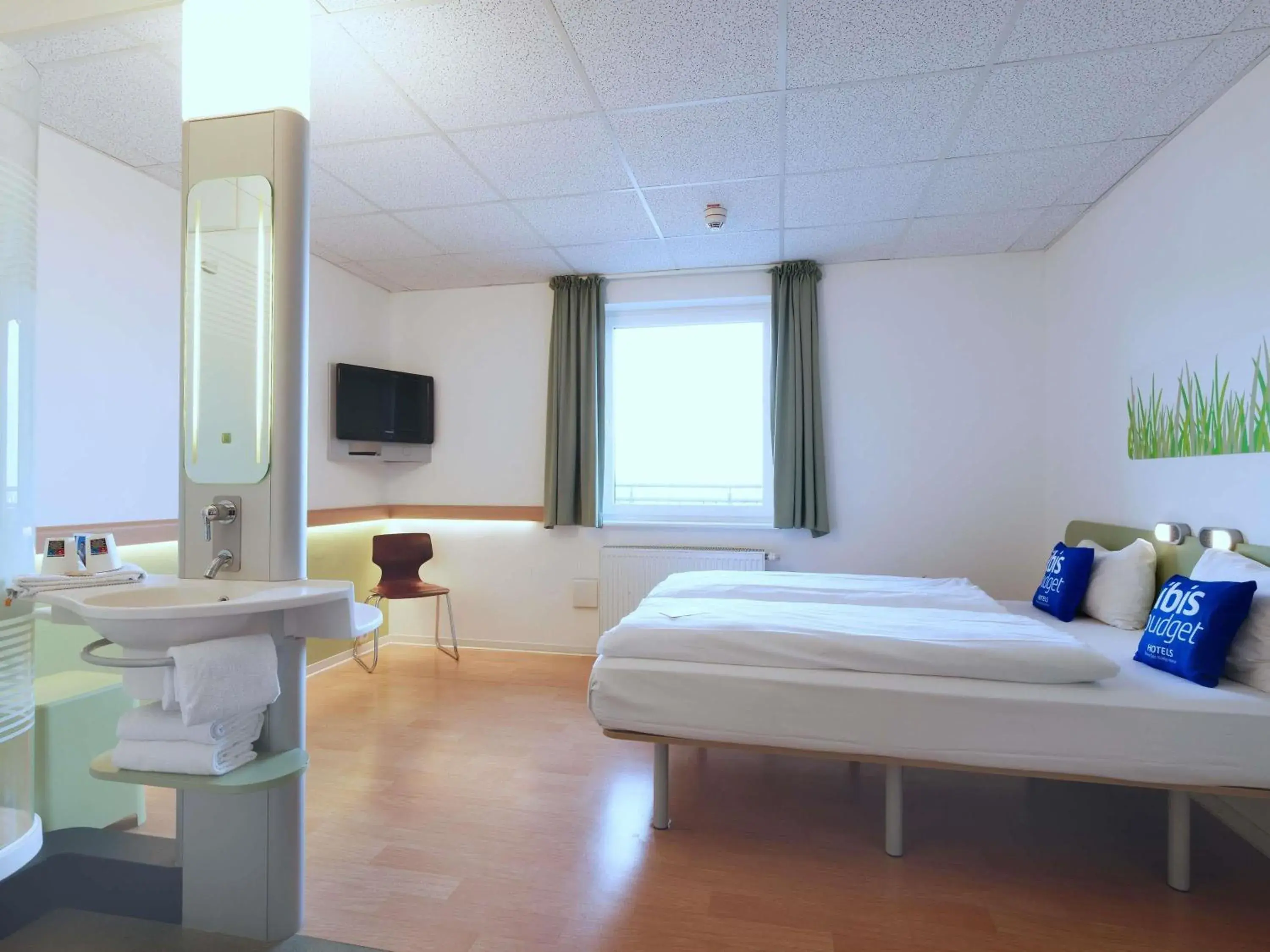 Bedroom, Bed in ibis budget Hotel BONN SÜD Königswinter Bedroom, Bed in ibis budget Hotel BONN SÜD Königswinter