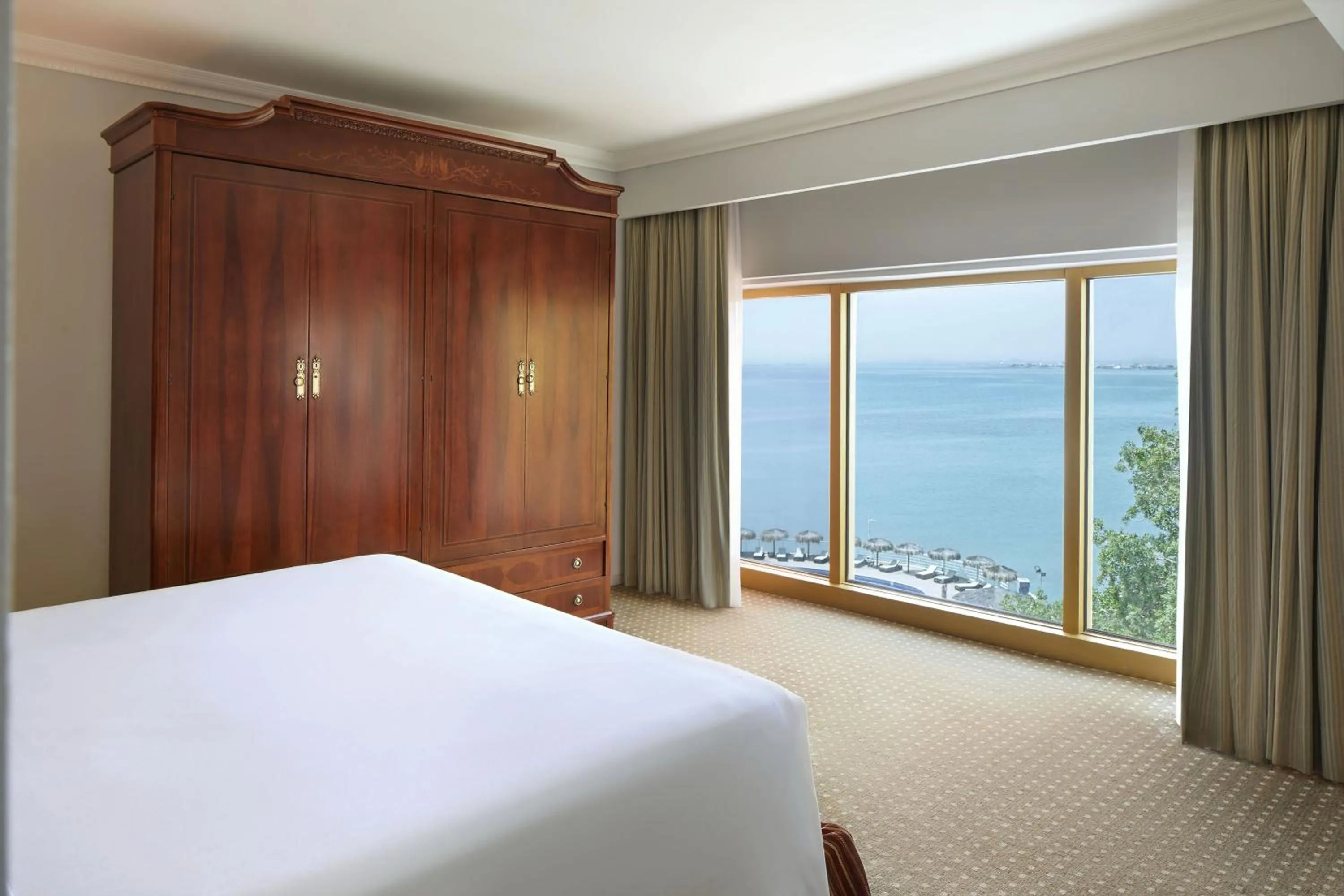 Photo of the whole room, Bed in Sheraton Djibouti