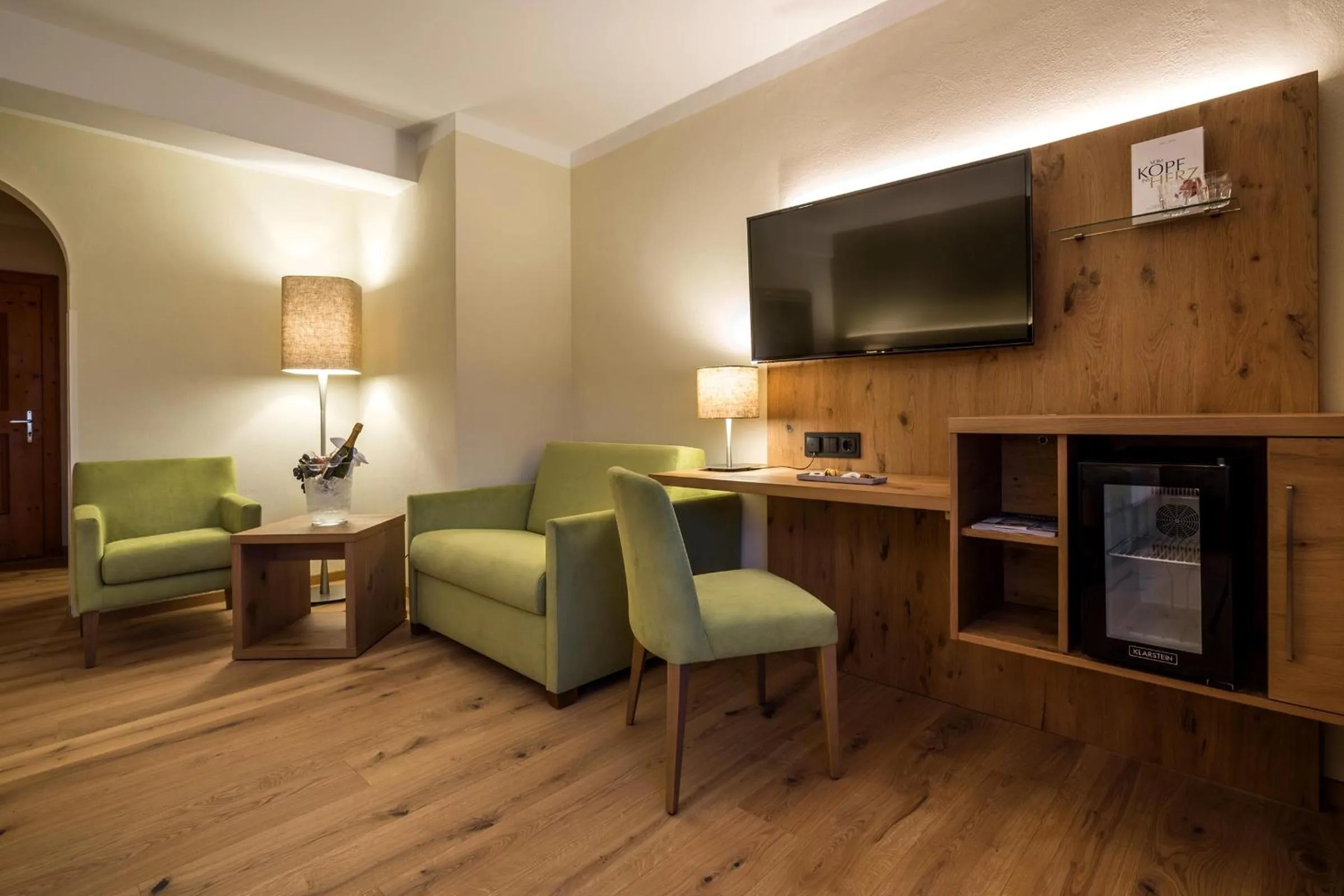 Photo of the whole room in derNeuwirt