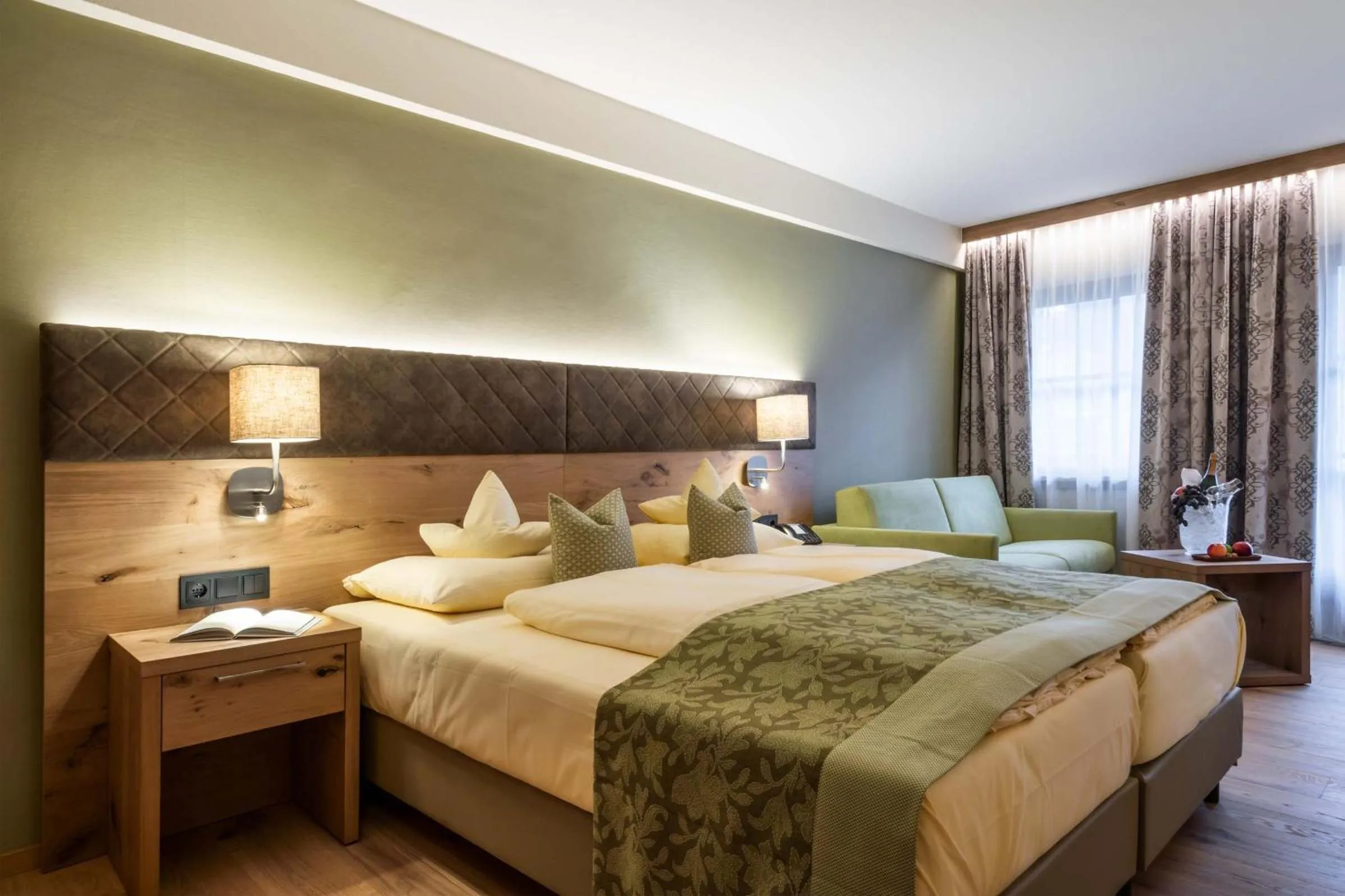 Photo of the whole room, Bed in derNeuwirt