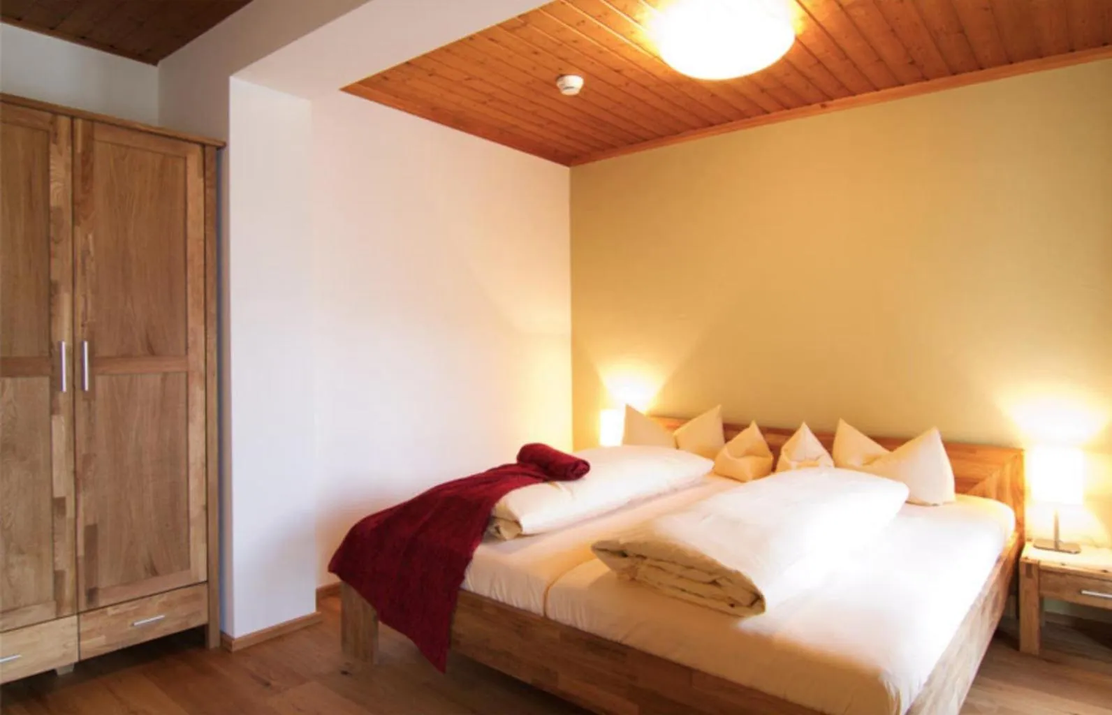 Photo of the whole room, Bed in derNeuwirt