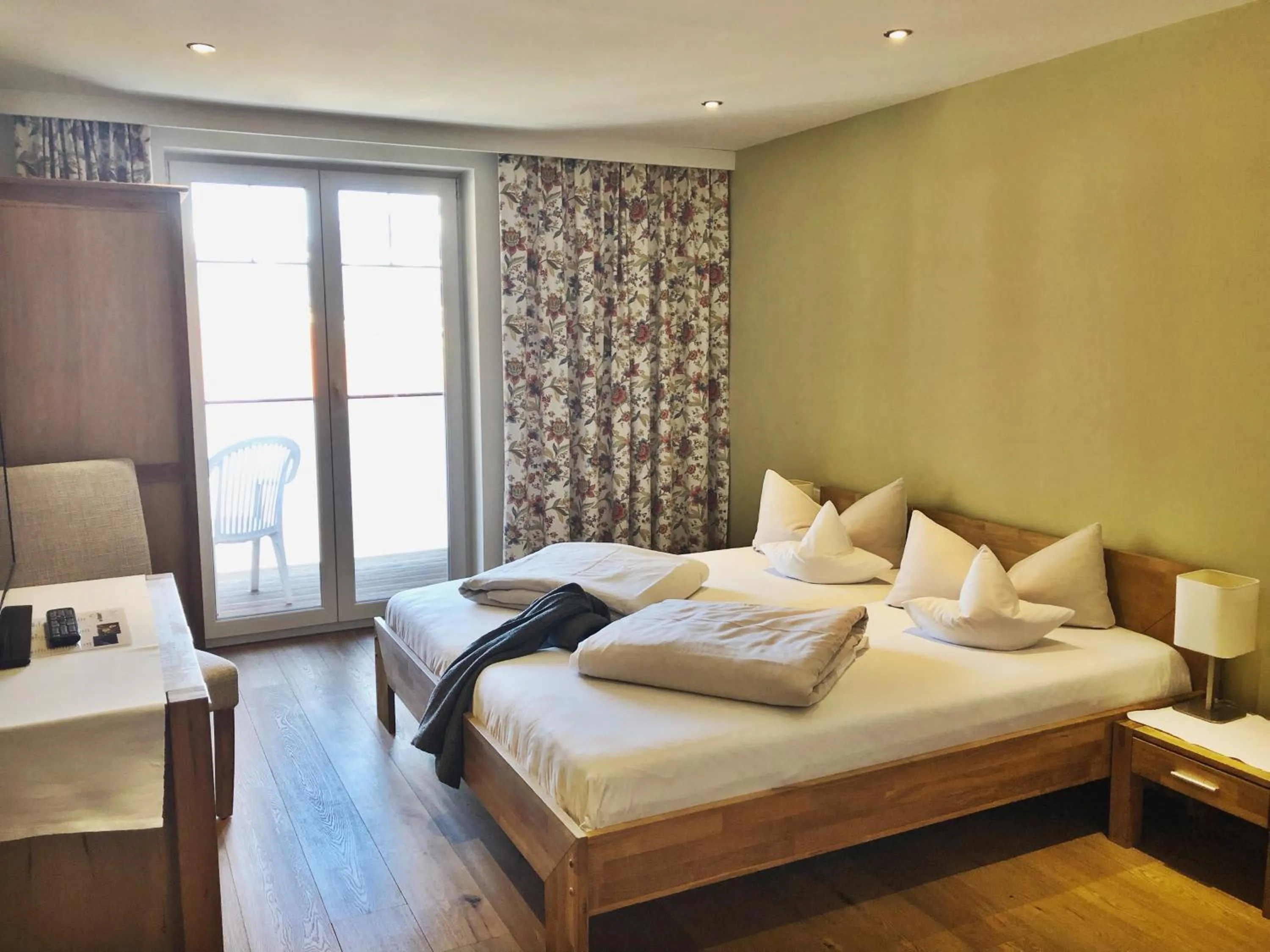 Photo of the whole room, Bed in derNeuwirt