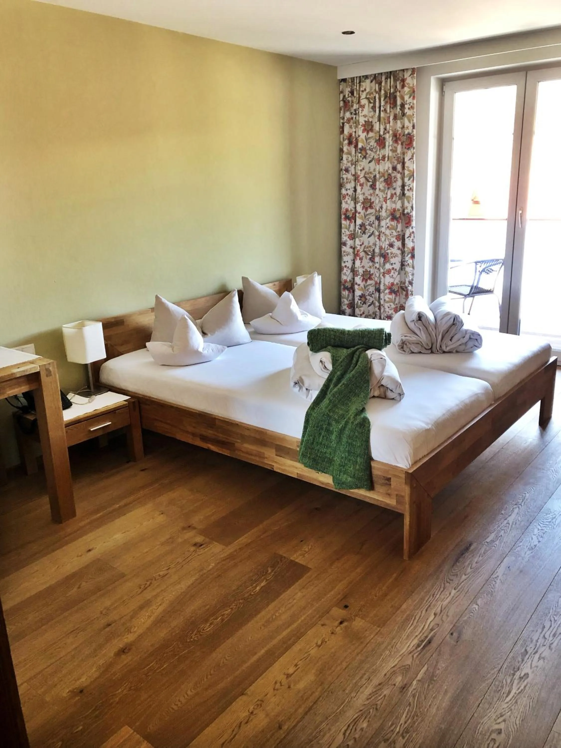 Photo of the whole room, Bed in derNeuwirt