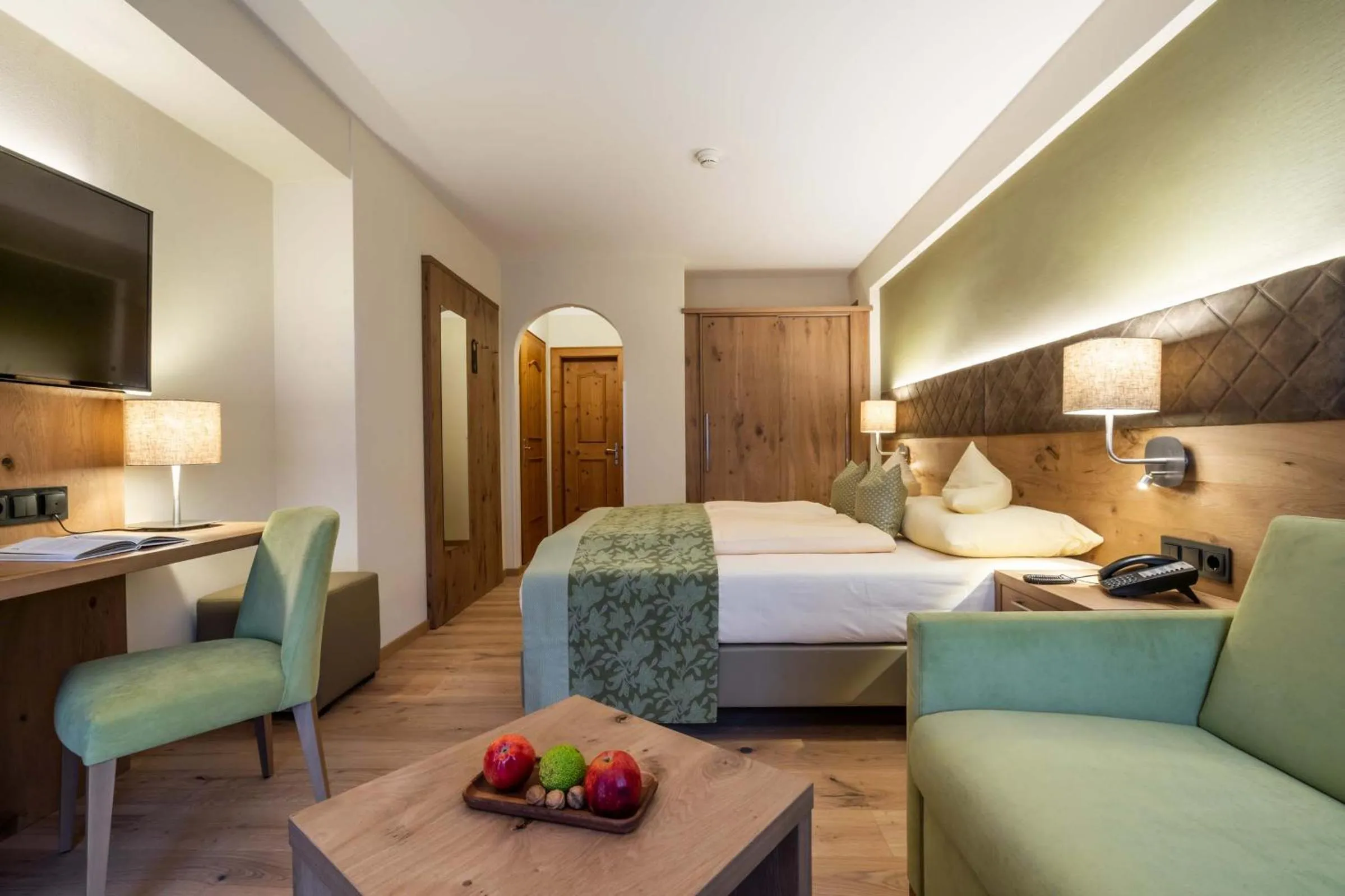 Photo of the whole room, Bed in derNeuwirt