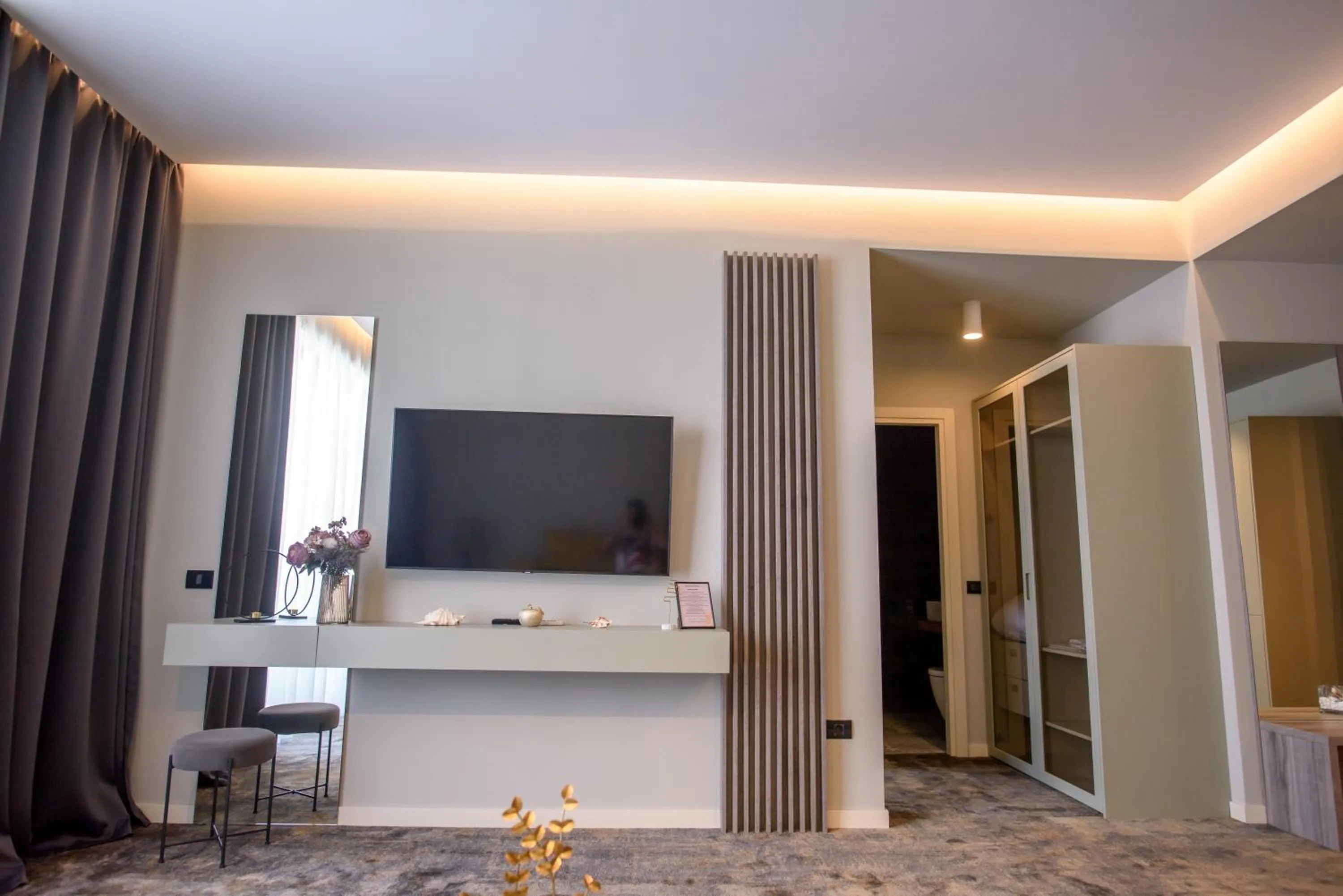 TV and multimedia in Oreo Apart Hotel