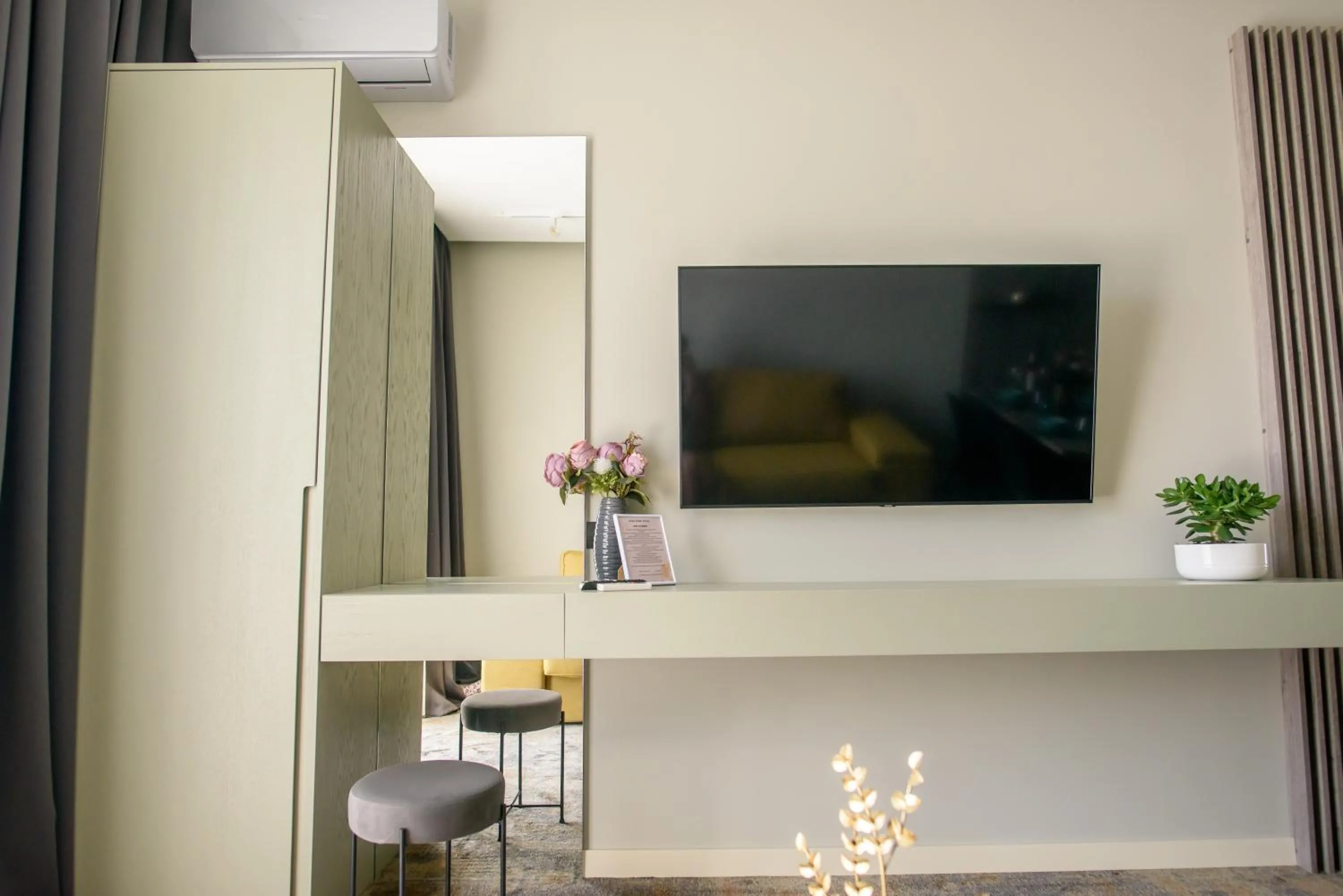 TV and multimedia in Oreo Apart Hotel