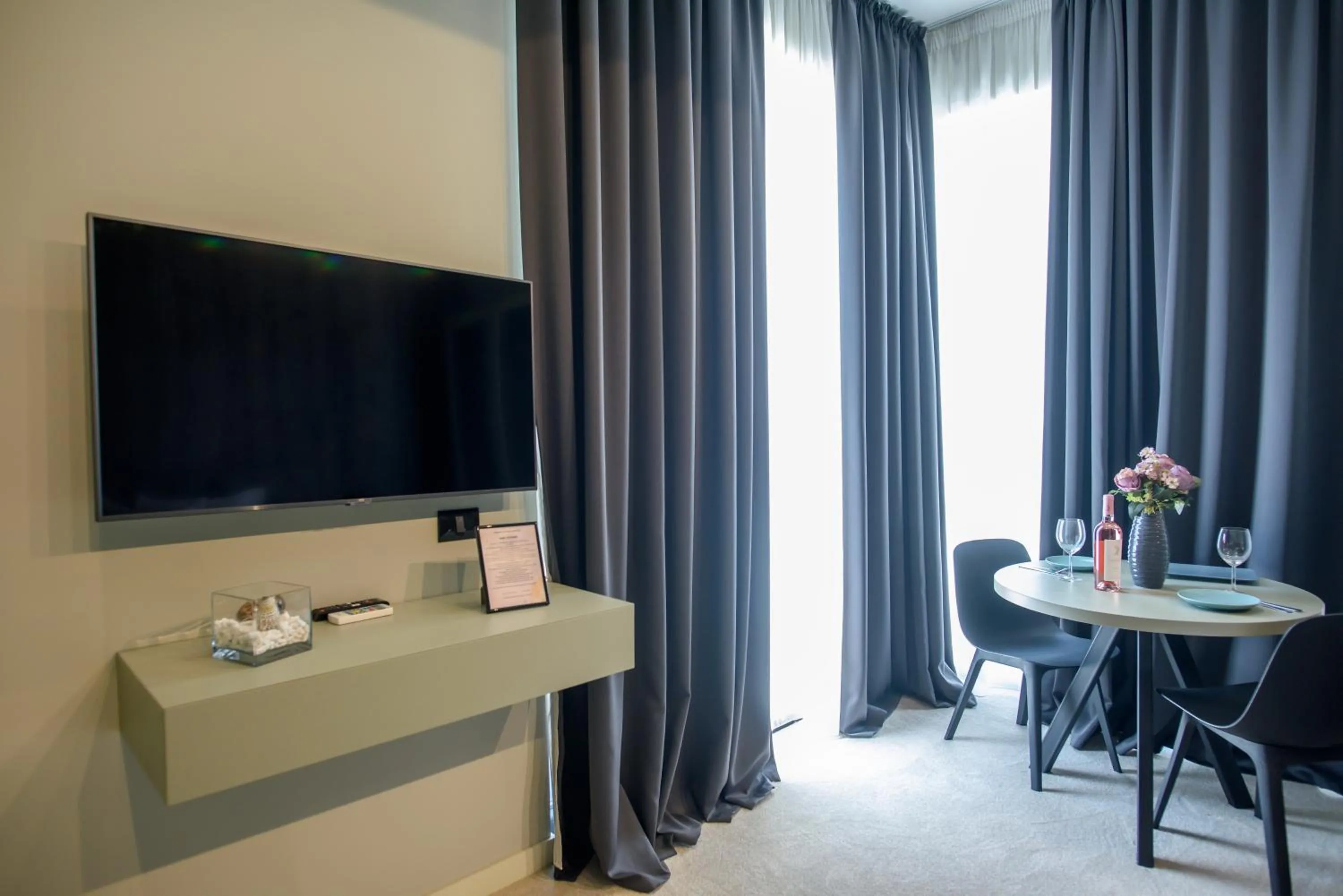 TV and multimedia in Oreo Apart Hotel