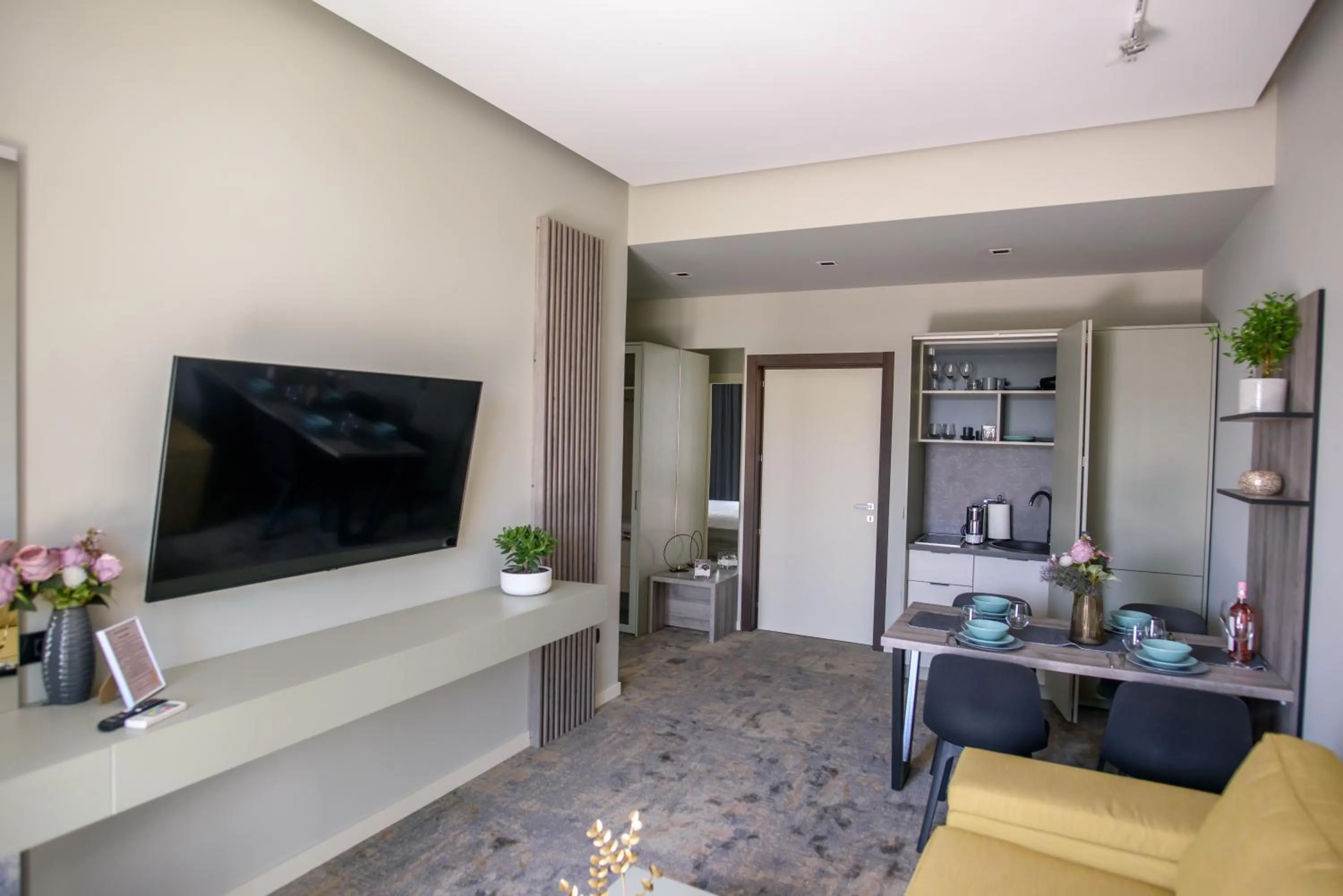 TV and multimedia in Oreo Apart Hotel
