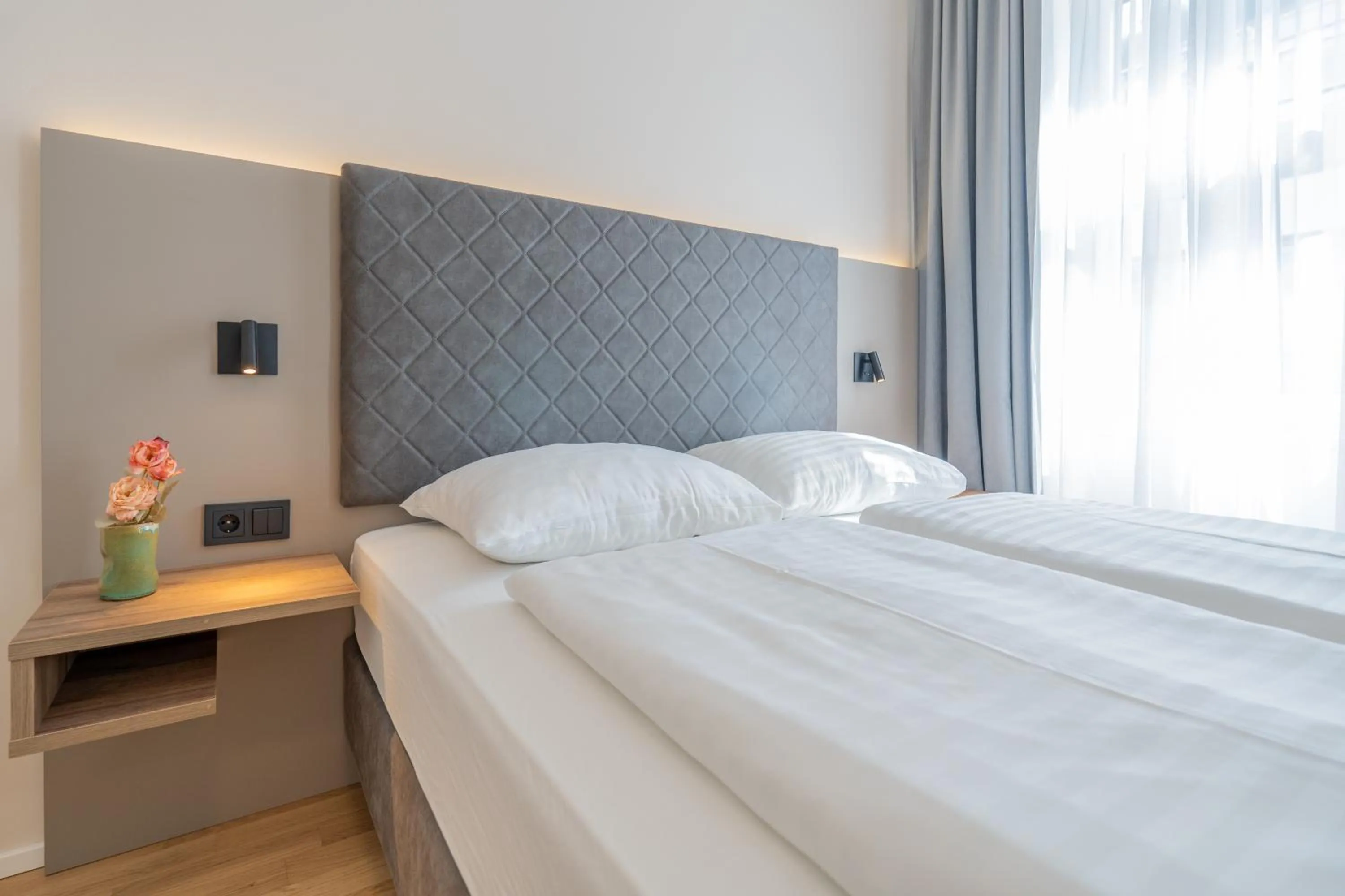 Bed in Das Jedermann Boutiquehotel mit Stadtgarten