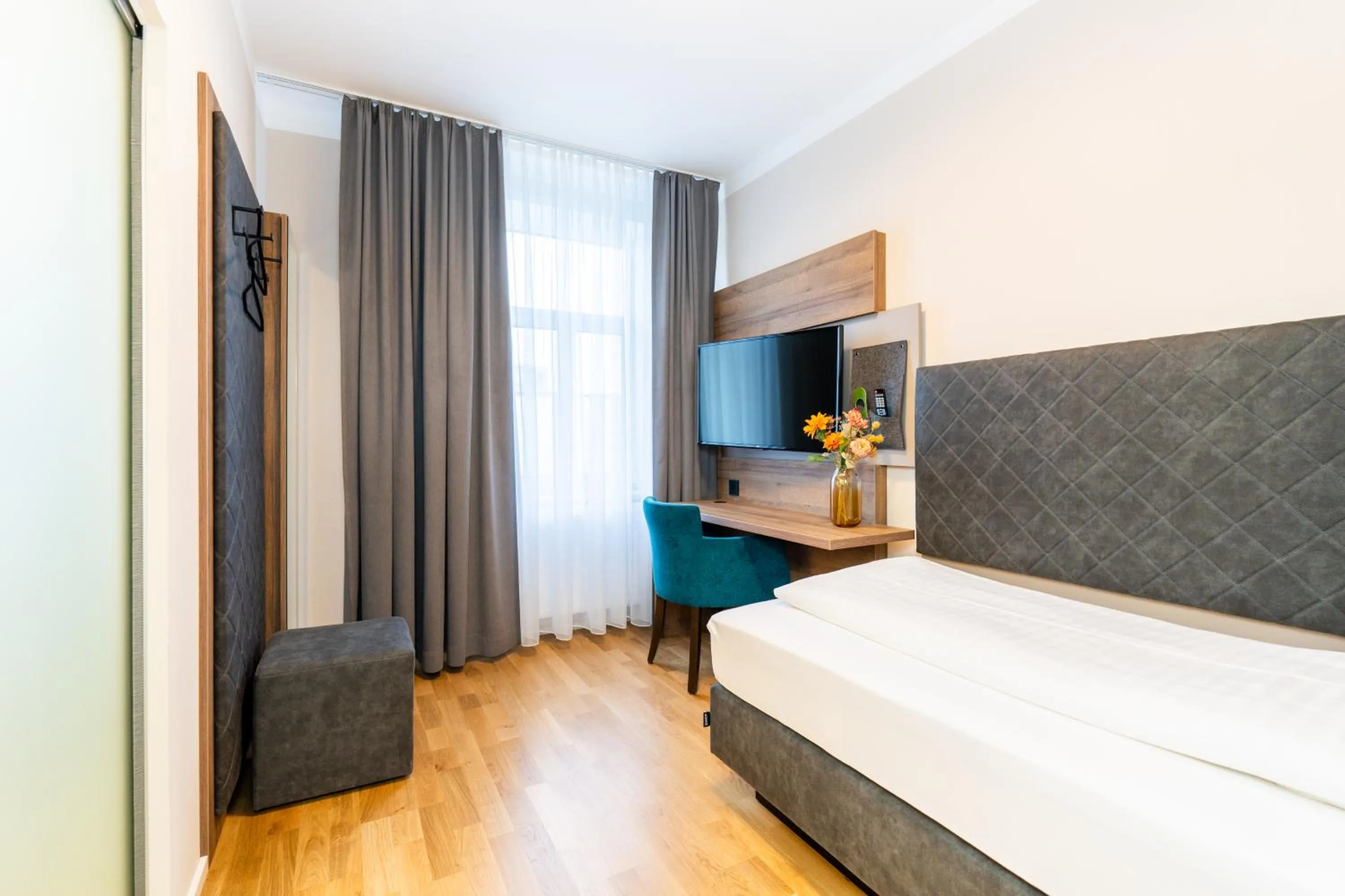 Photo of the whole room, Bed in Das Jedermann Boutiquehotel mit Stadtgarten