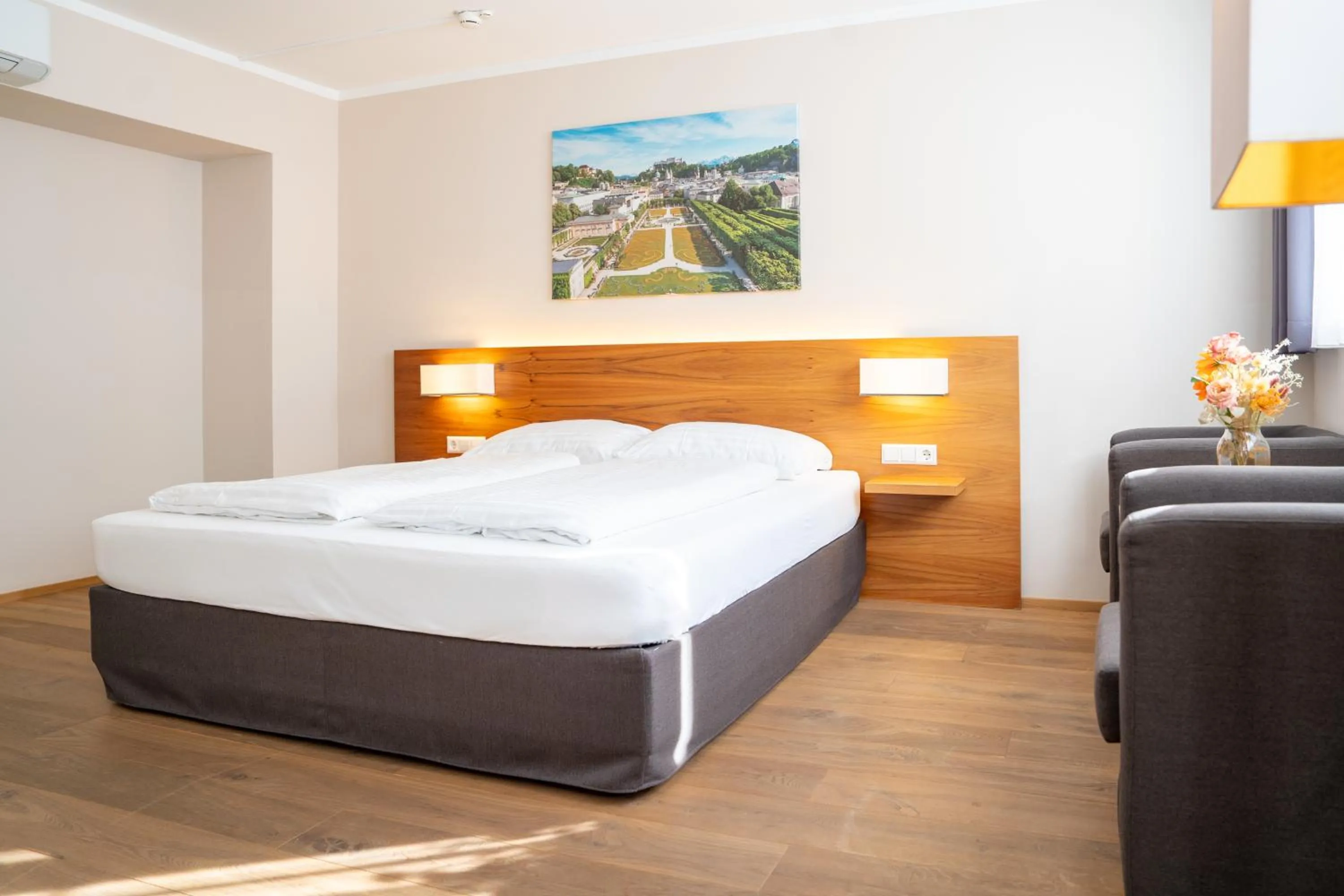 Photo of the whole room, Bed in Das Jedermann Boutiquehotel mit Stadtgarten