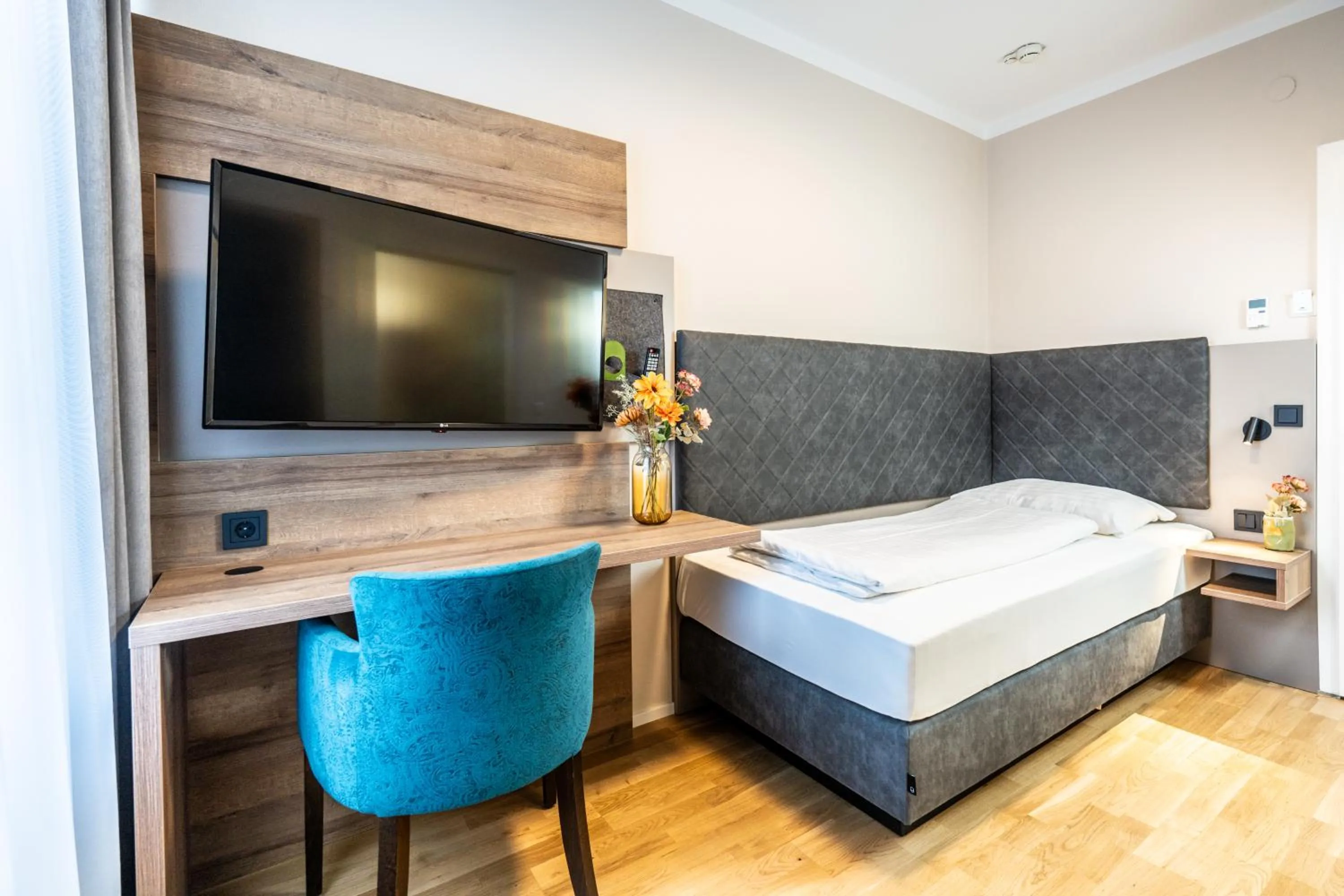 Photo of the whole room, Bed in Das Jedermann Boutiquehotel mit Stadtgarten