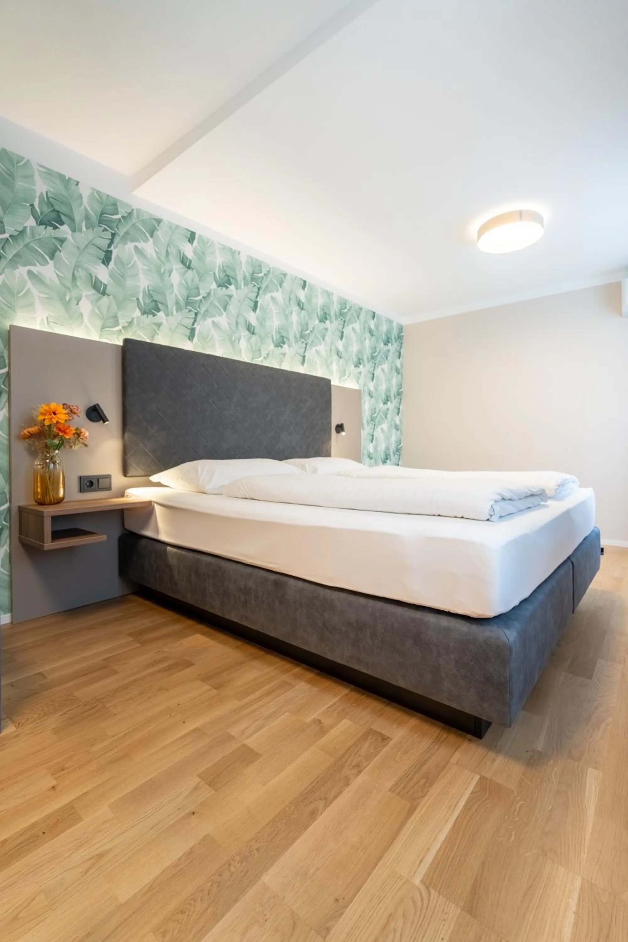 Bed in Das Jedermann Boutiquehotel mit Stadtgarten