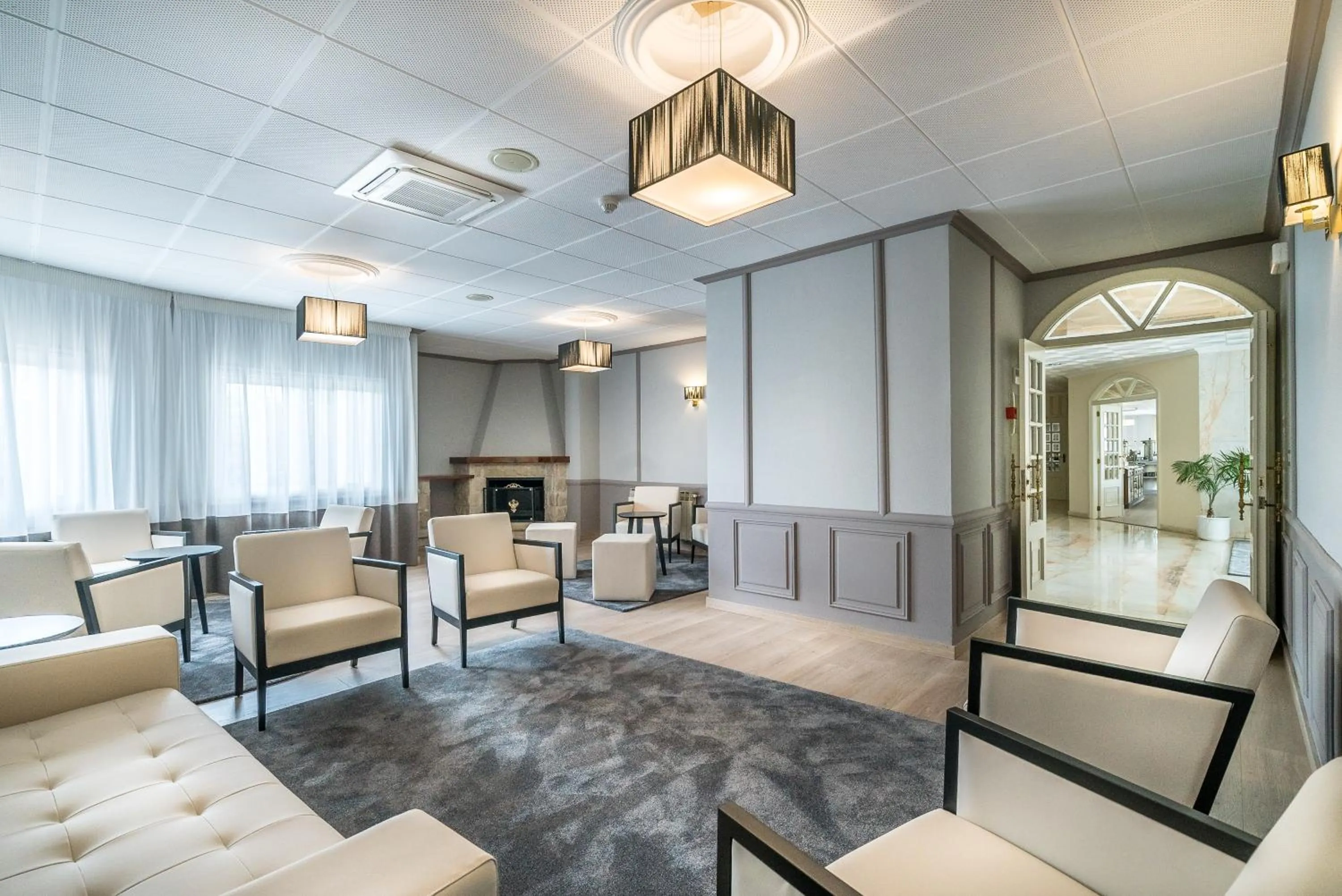 Communal lounge/ TV room in Hotel Ton