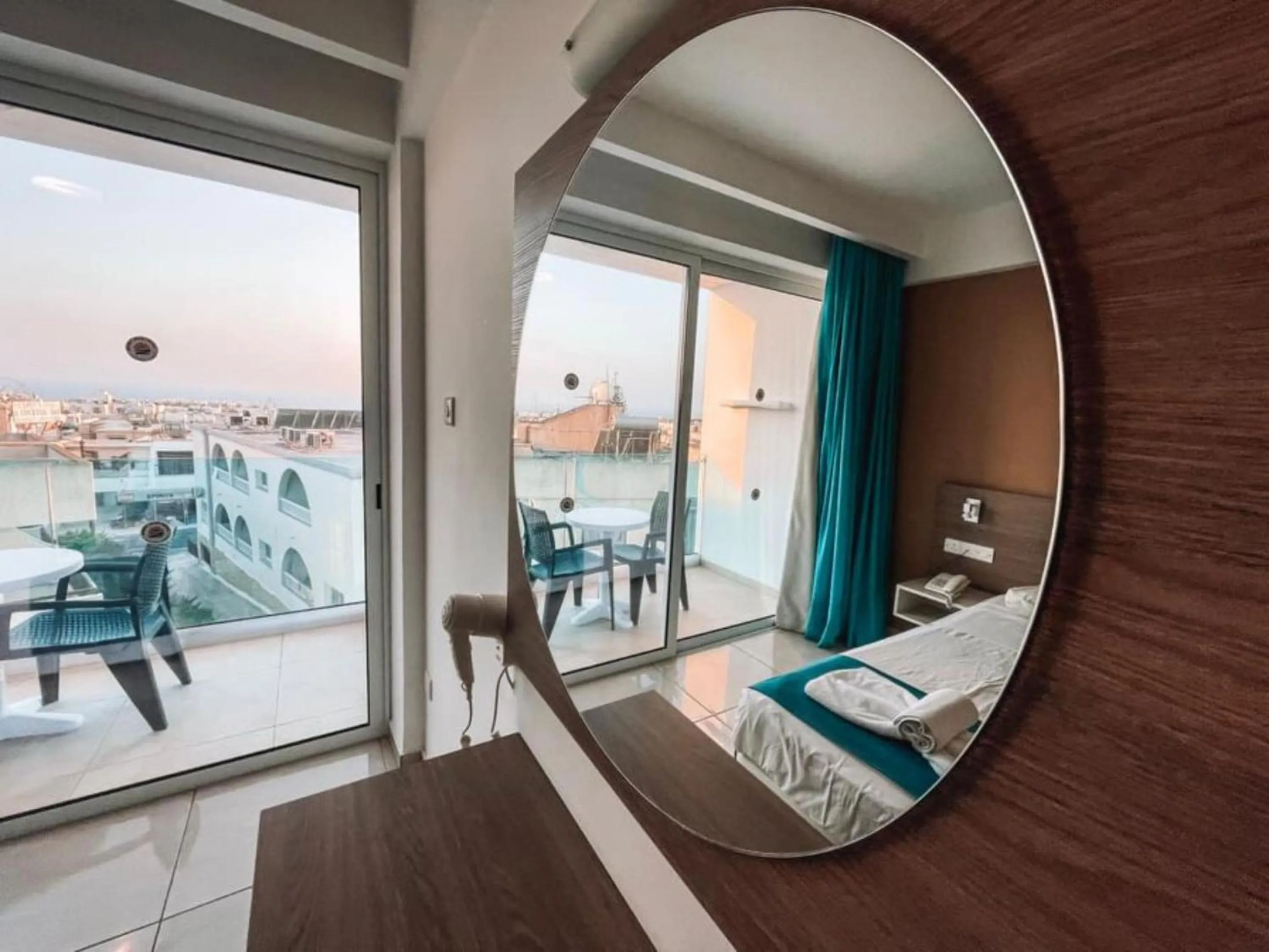 Balcony/Terrace, Bed in Sunny Blue Hotel