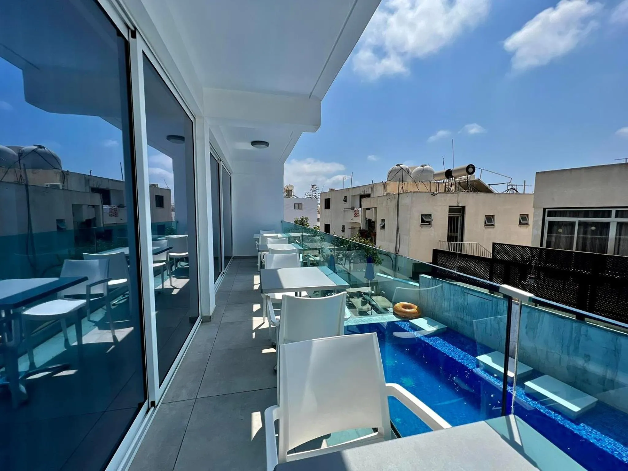 Restaurant/places to eat in Sunny Blue Hotel