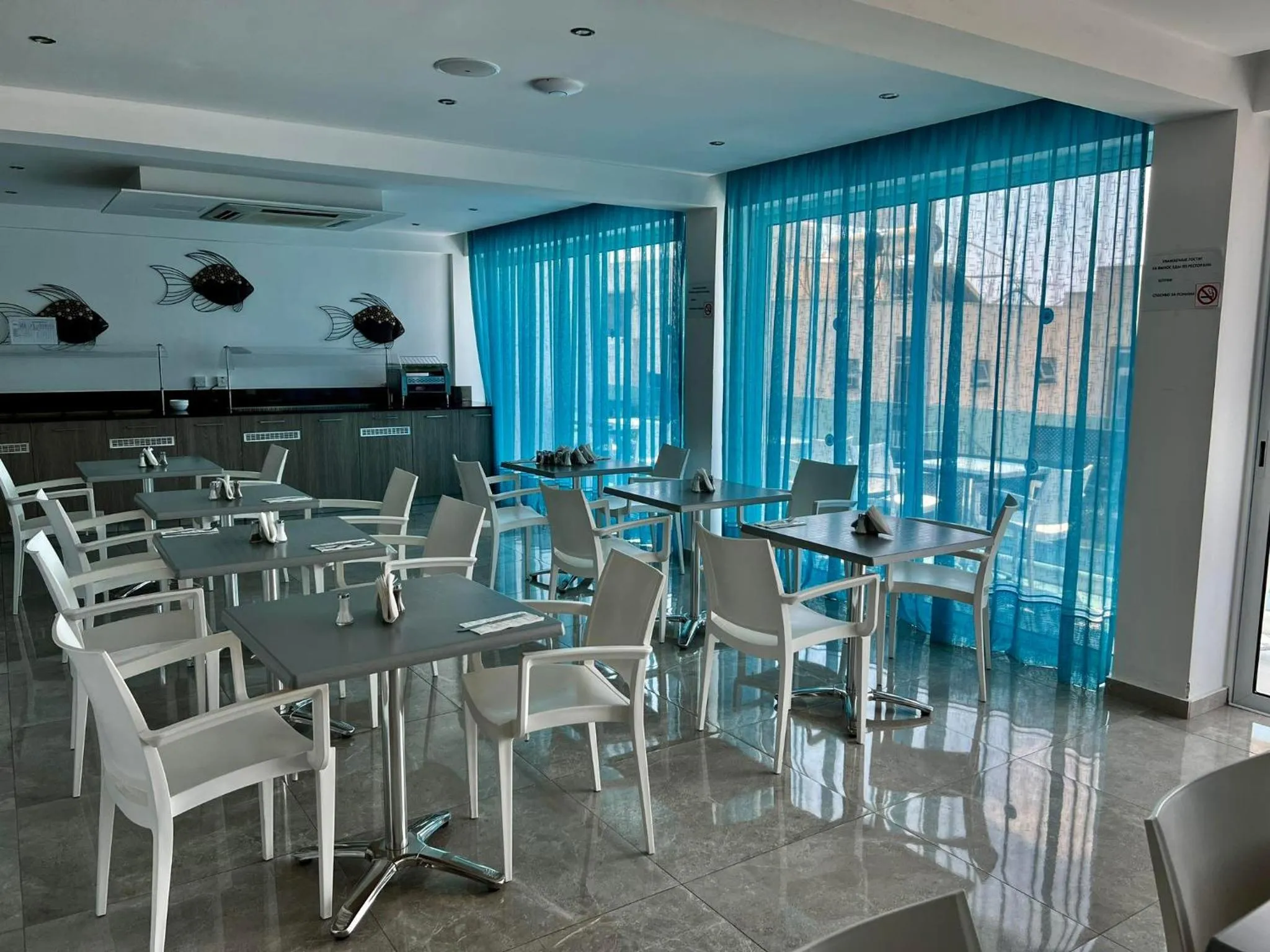 Restaurant/places to eat in Sunny Blue Hotel