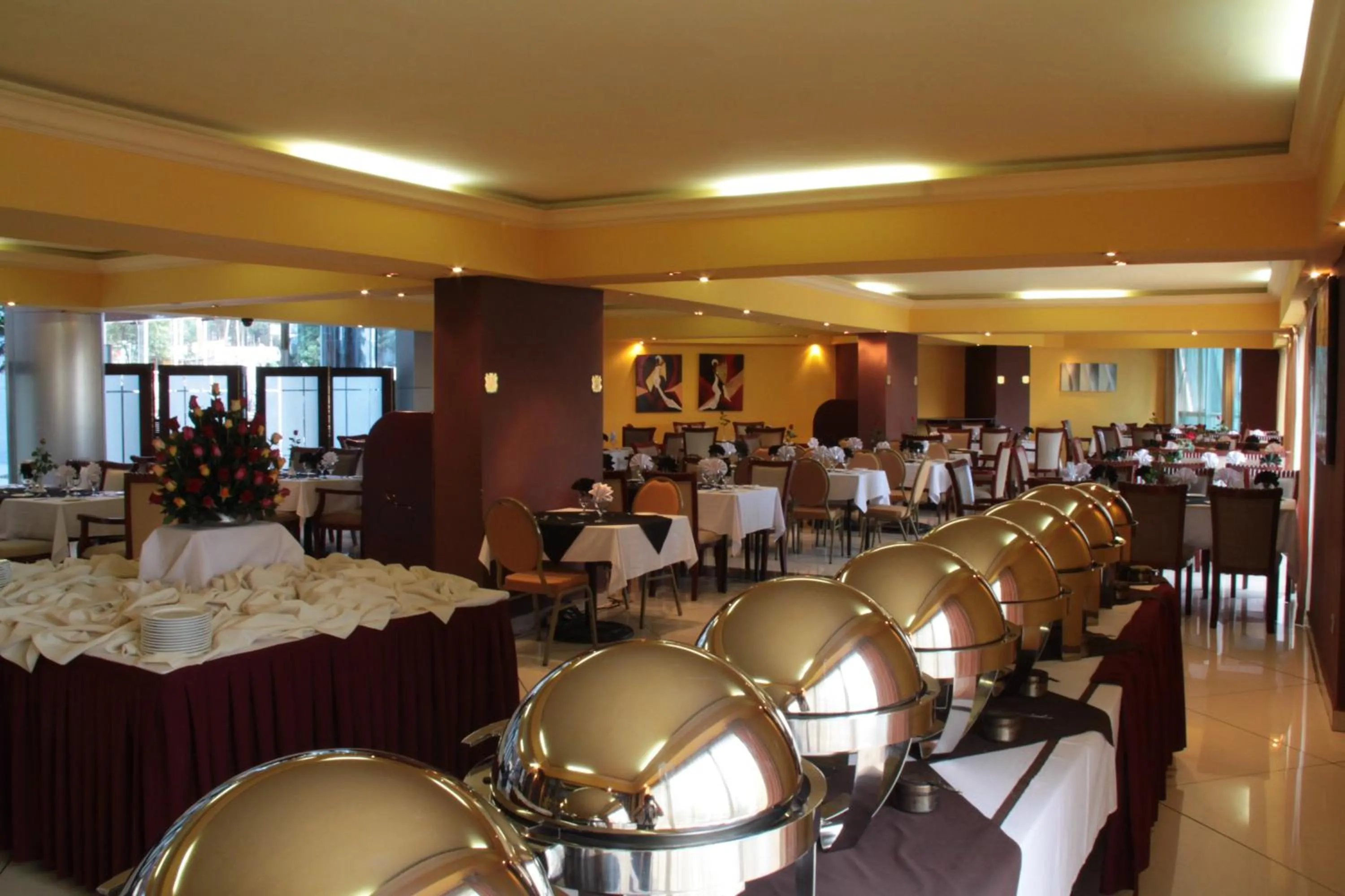 Restaurant/places to eat in Inter Luxury Hotel
