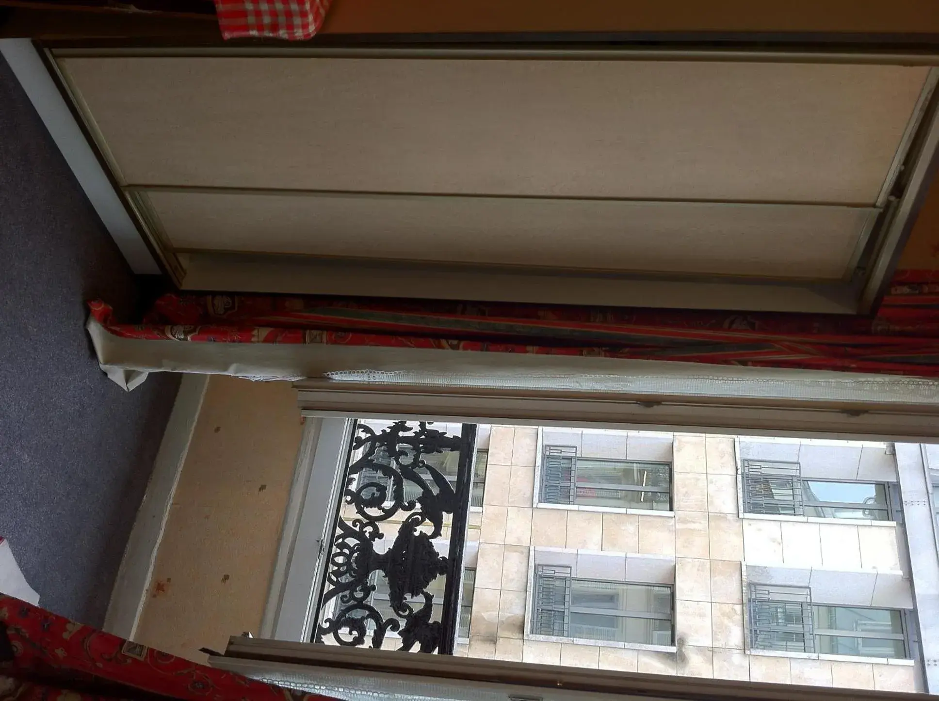 Double Room with Shower with shared toilets in Hotel Des Arts Double Room with Shower with shared toilets in Hotel Des Arts