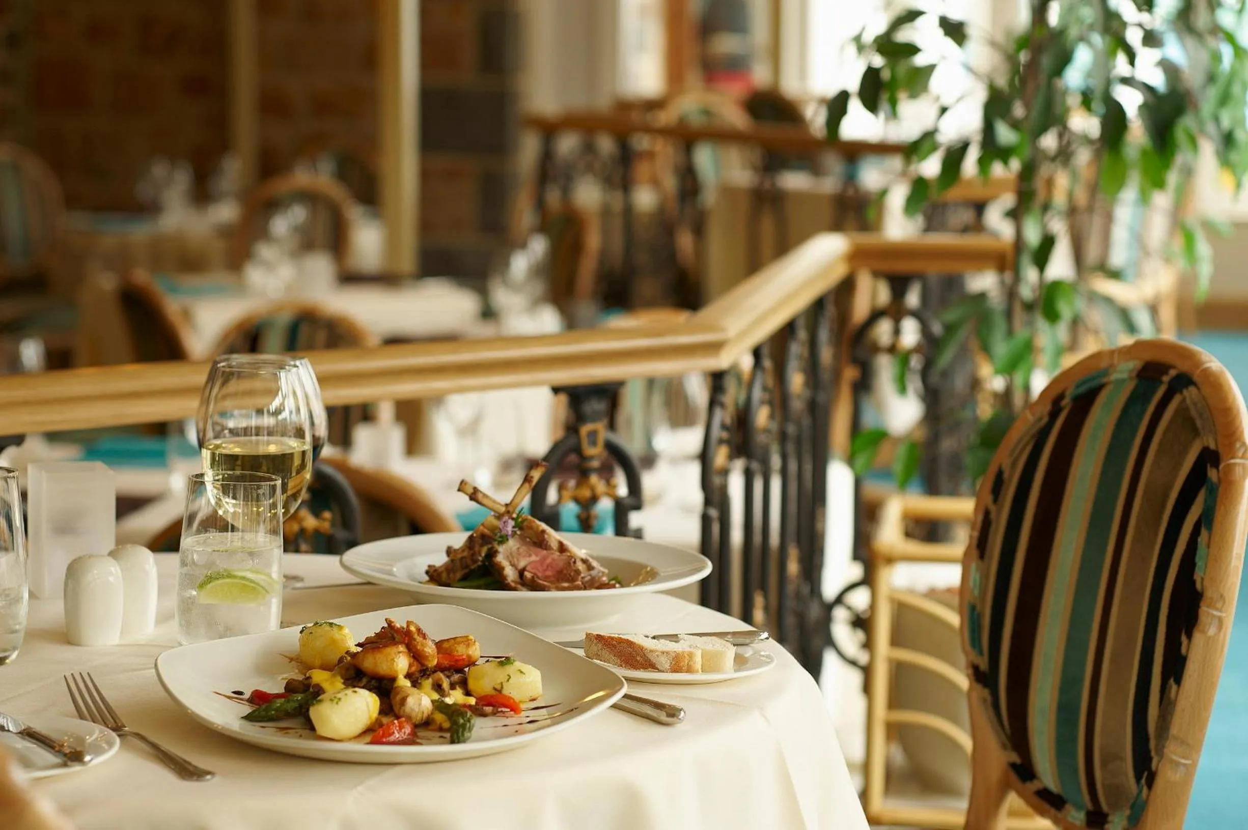 Restaurant/places to eat in Best Western Moores Central Hotel