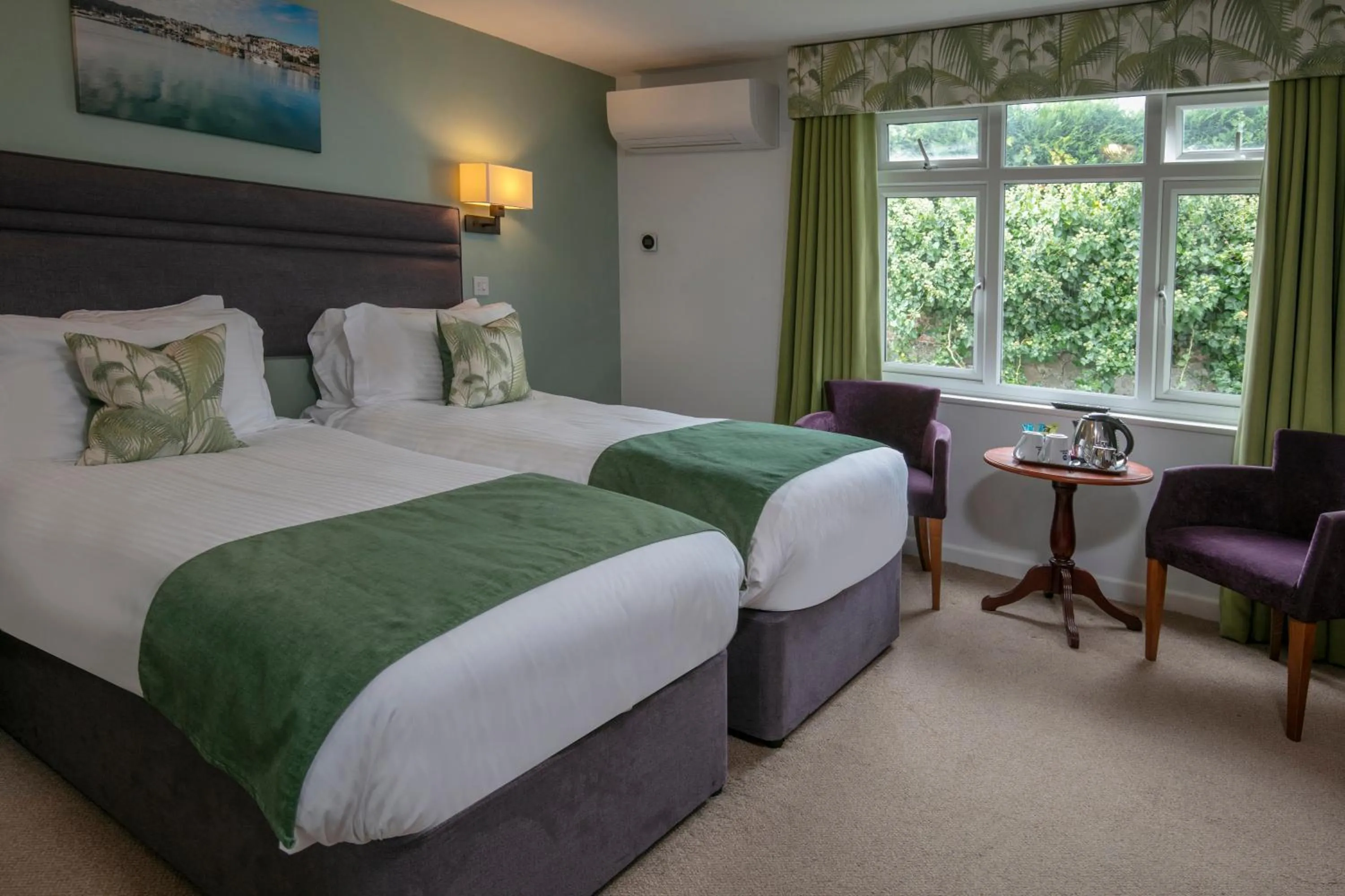 Bed in Best Western Moores Central Hotel