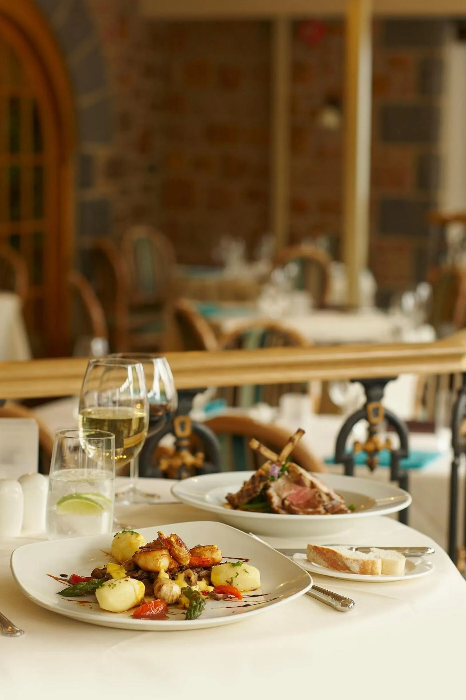 Restaurant/places to eat in Best Western Moores Central Hotel