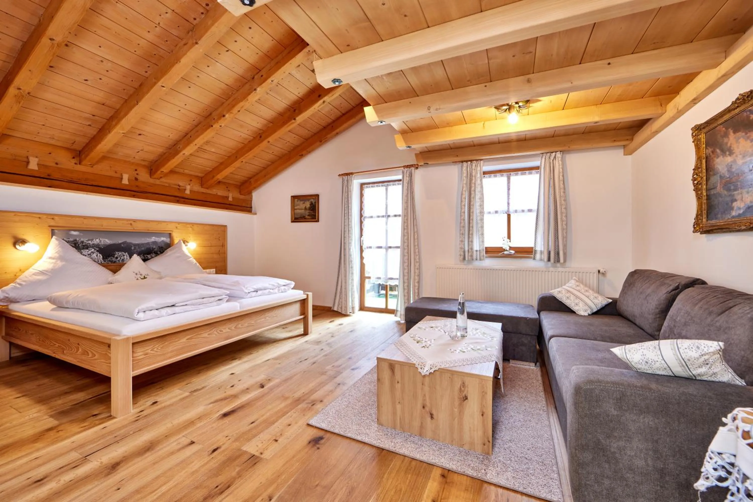 Bed in Appartements Gasthof Schleifmühle Unterammergau